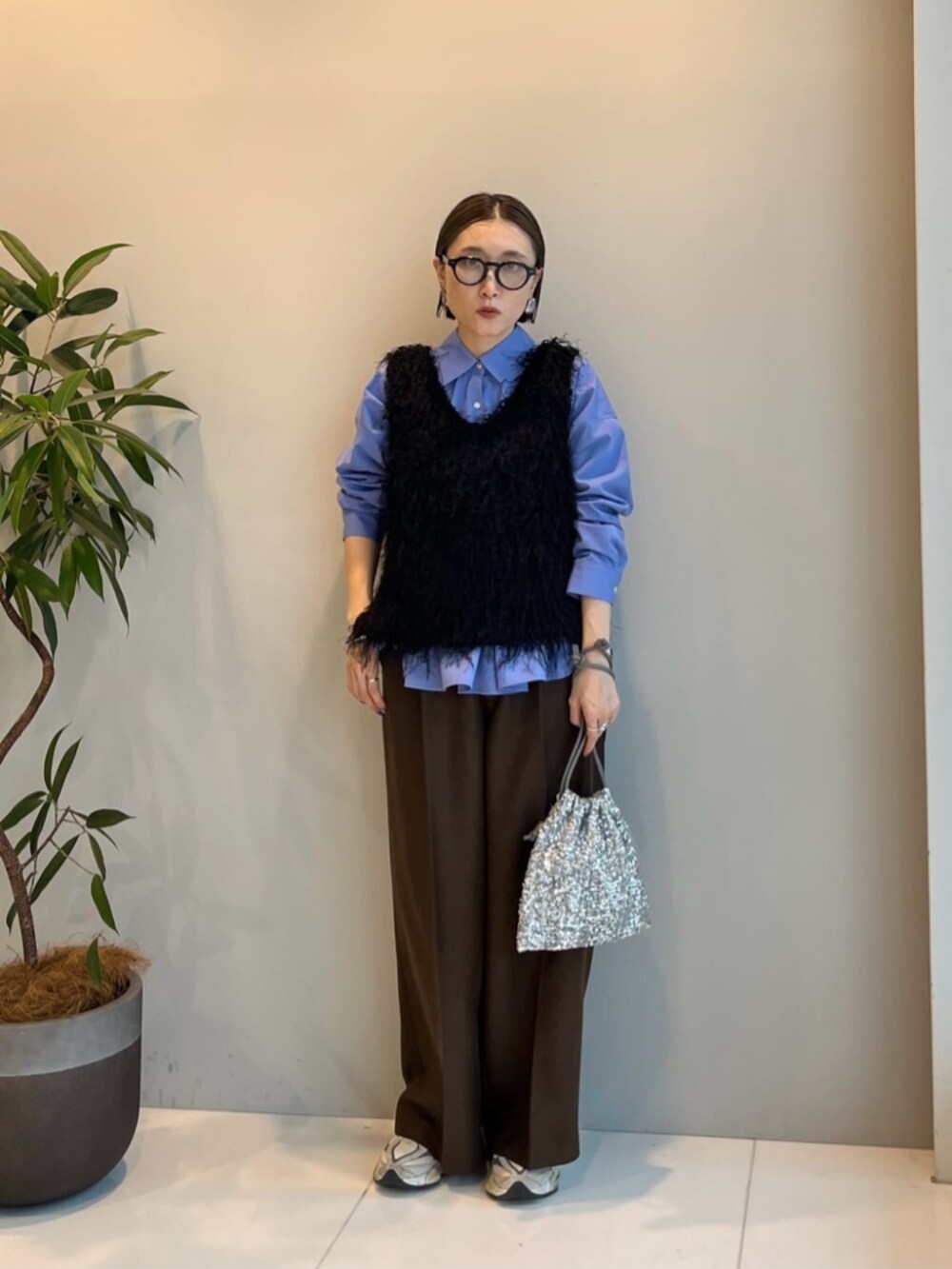 ブルー系のシャツ/ブラウス、ブラウン系のその他パンツ、ブラウン系のその他アウターを着用したレディースの冬コーディネートの3枚目の写真