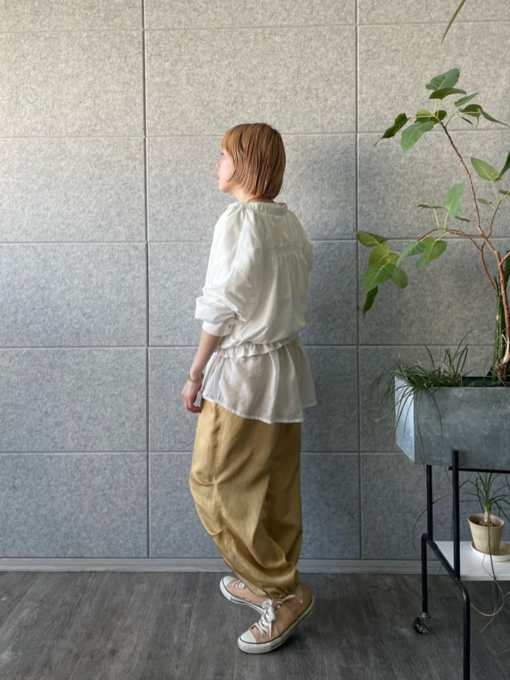 ホワイト系のブルゾン、ベージュ系のその他パンツ、ホワイト系のTシャツ/カットソーを着用したレディースの春コーディネートの2枚目の写真