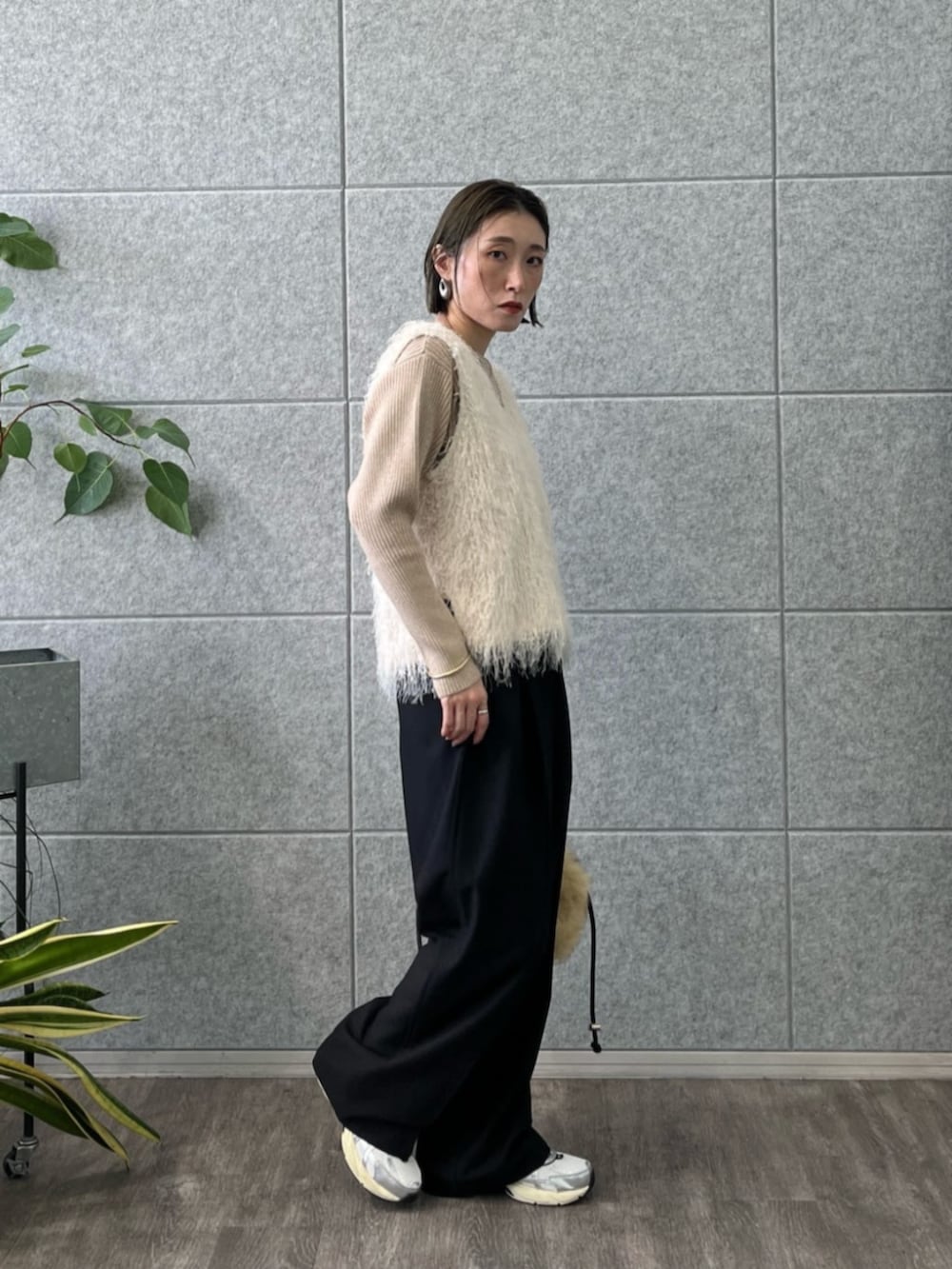 ホワイト系のベスト、ベージュ系のニット/セーター、ブラック系のその他パンツを着用したレディースの冬コーディネートの2枚目の写真