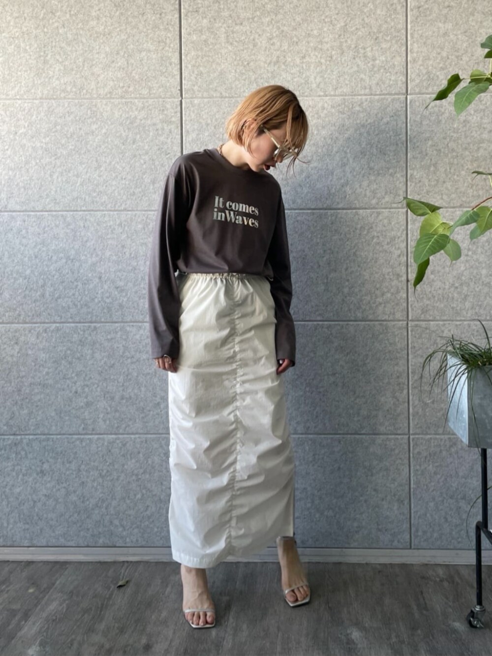 「春夏コーデ、休日スタイル、お出かけコーデ、ロンT、ロンTコーデ、タイトスカート、タイトスカートコーデ、プリントT、160cm台コーデ、160cm」｜「GALLESTのシャーリングナイロンスカート（スカート、ホワイト系）」を使った、GALLEST  OFFICIALさん（レディース・160cm）の春コーディネートの2枚目の写真