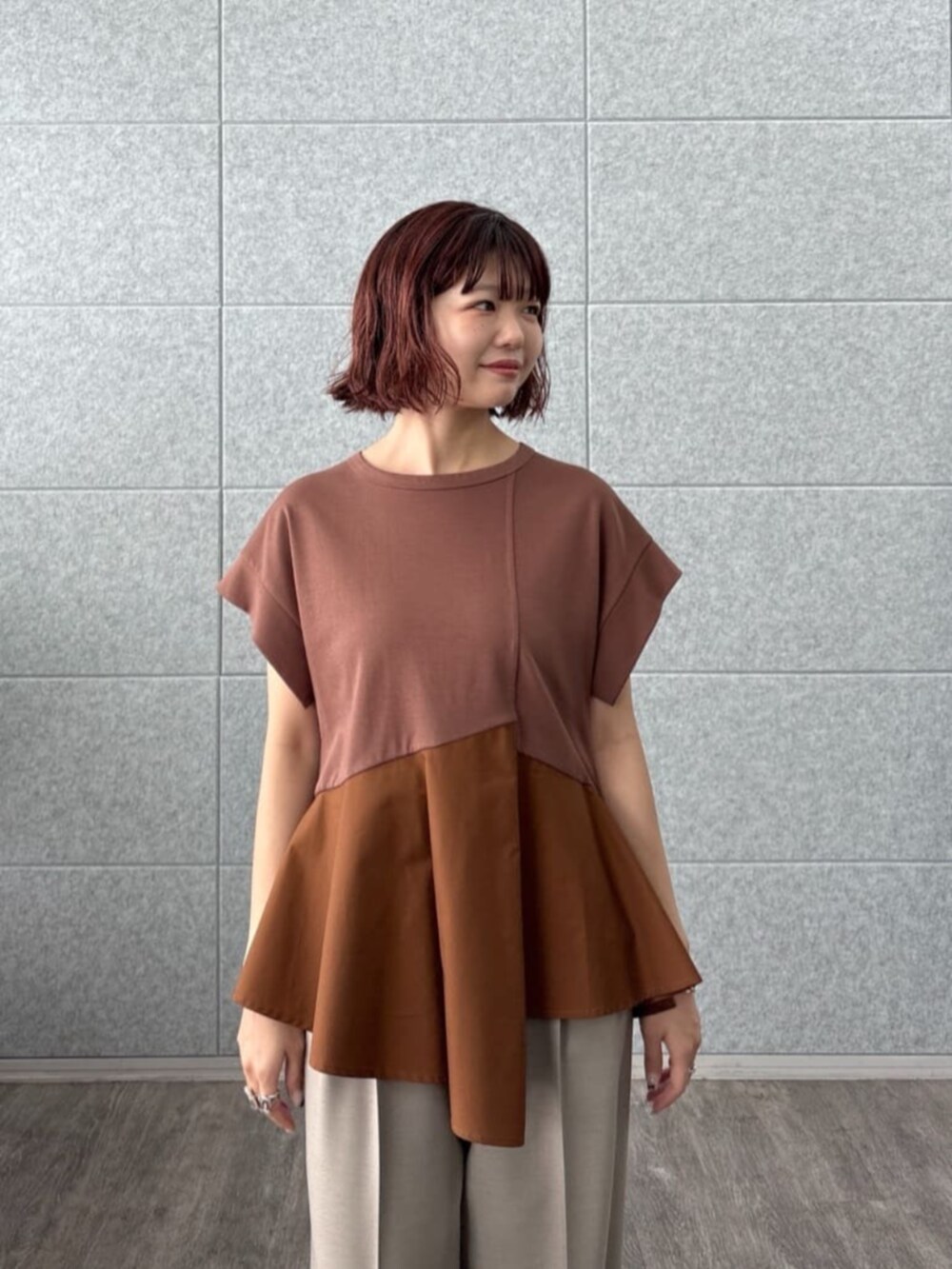 ベージュ系のその他パンツ、ブラウン系のTシャツ/カットソー、ホワイト系のハンドバッグを着用したレディースの夏コーディネートの4枚目の写真