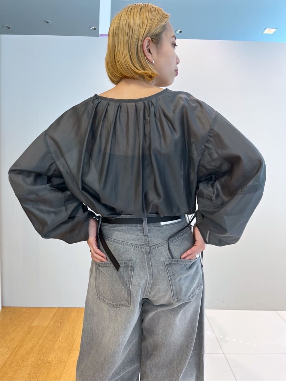 グレー系のシャツ/ブラウス、グレー系のデニムパンツを着用したレディースの冬コーディネートの7枚目の写真