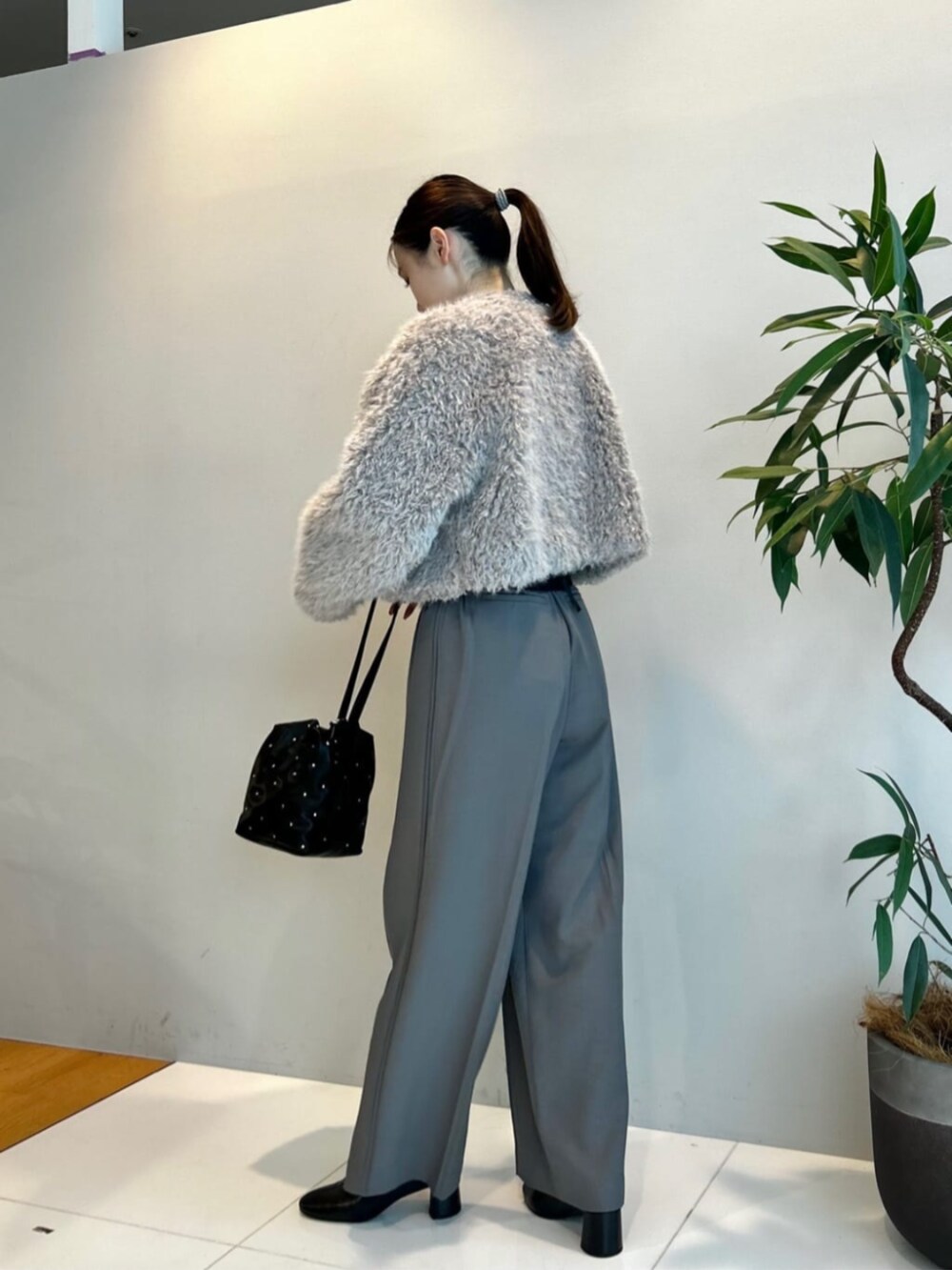 グレー系のノーカラージャケット、ブラック系のTシャツ/カットソー、グレー系のその他パンツを着用したレディースの秋コーディネートの3枚目の写真