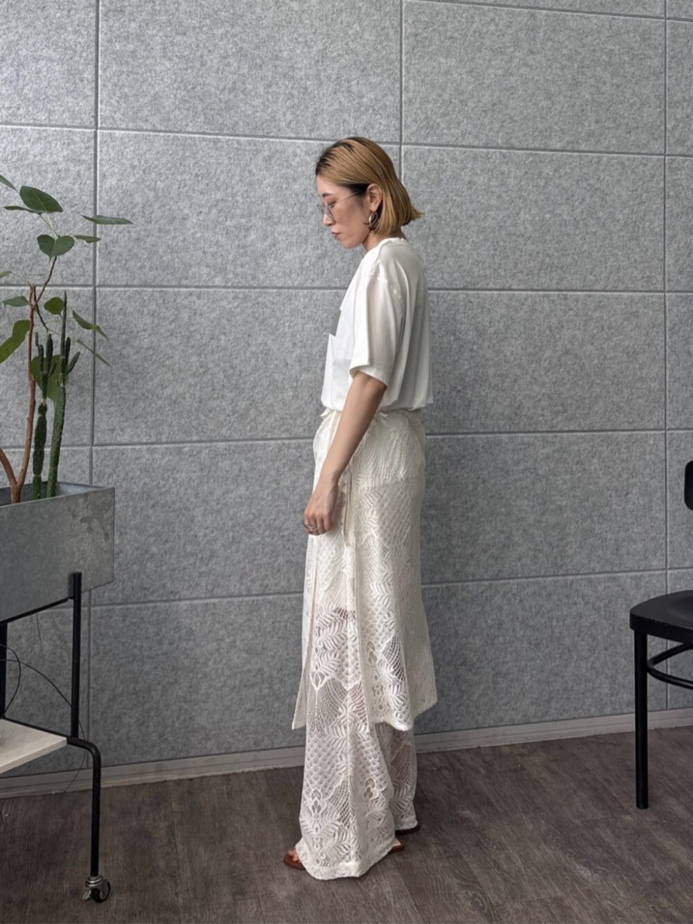 ホワイト系のその他パンツ、ホワイト系のTシャツ/カットソーを着用したレディースの夏コーディネートの3枚目の写真