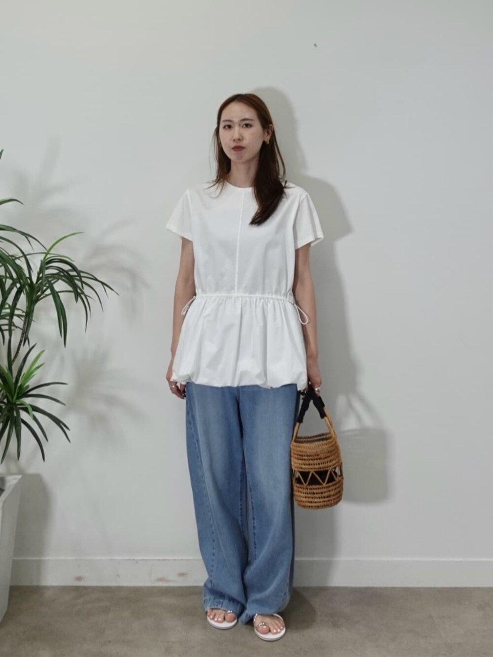 ブルー系のデニムパンツ、ホワイト系のTシャツ/カットソーを着用したレディースの夏コーディネートの5枚目の写真