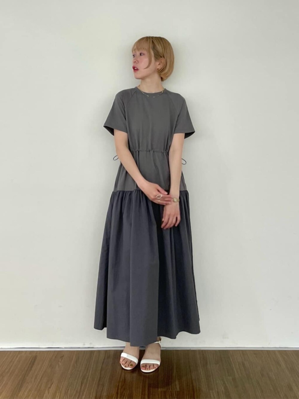 グレー系のワンピースを着用したレディースの春コーディネートの2枚目の写真
