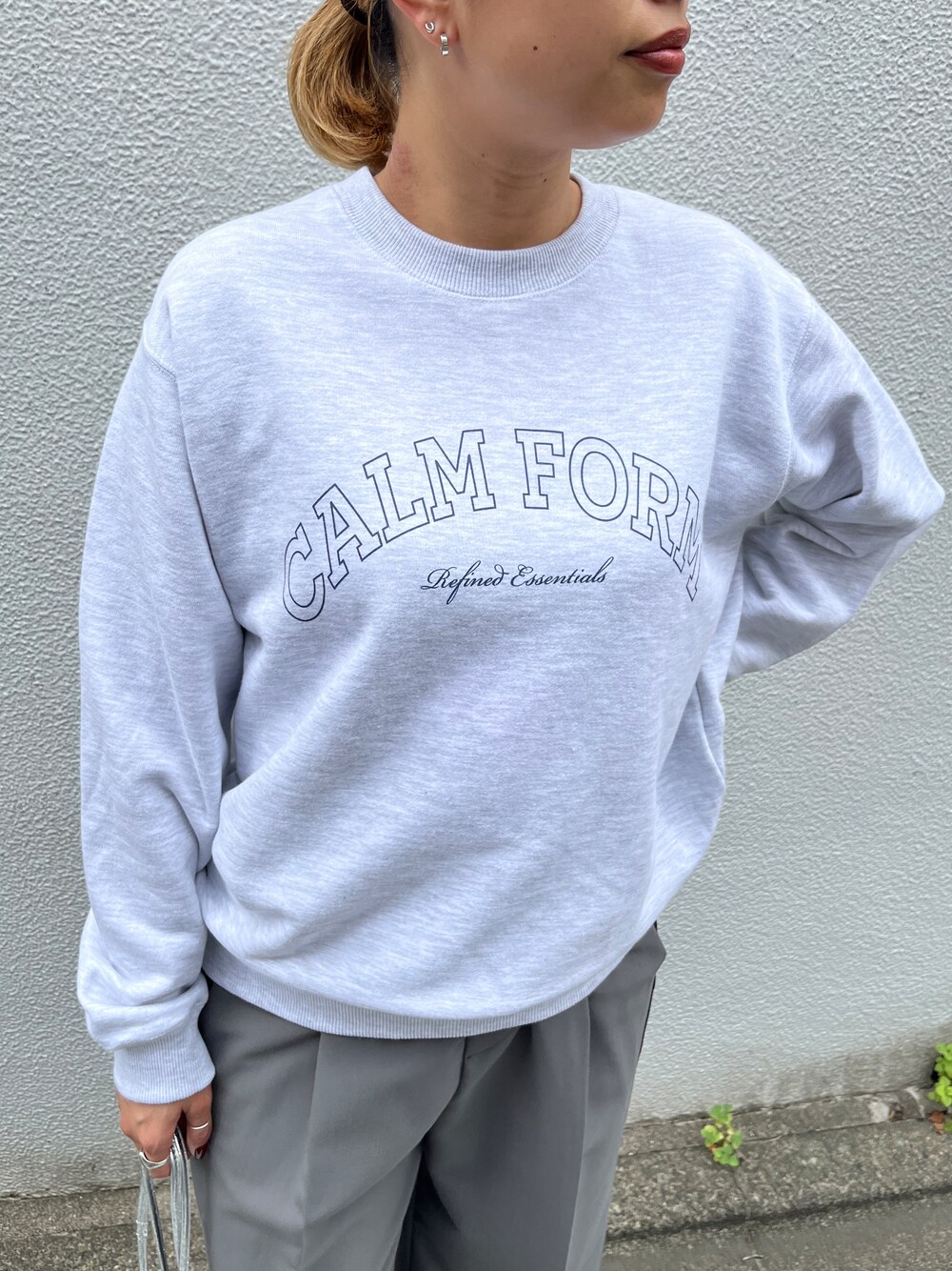 グレー系のその他パンツ、シルバー系のハンドバッグを着用したレディースの秋コーディネートの10枚目の写真