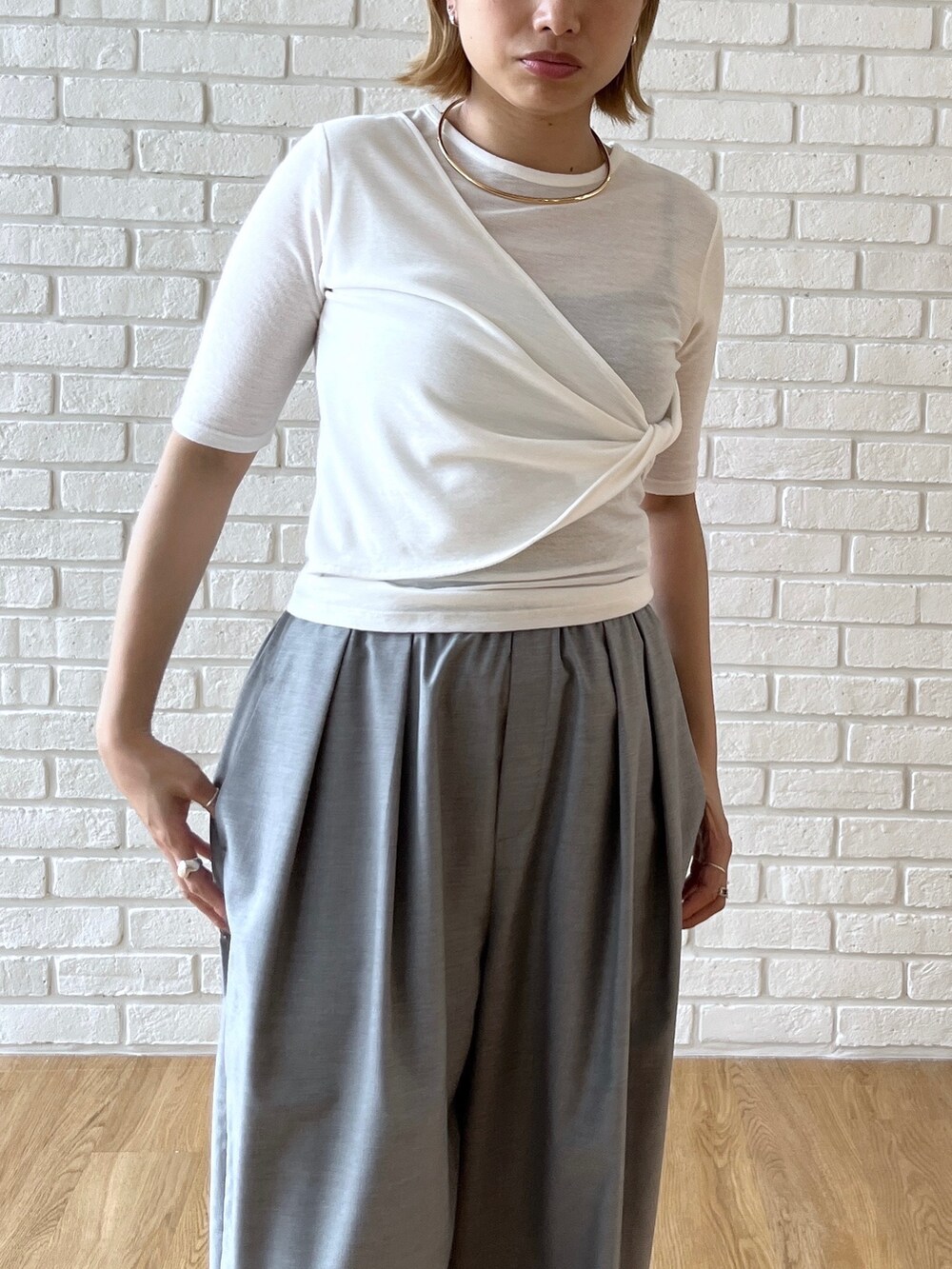 ホワイト系のTシャツ/カットソー、グレー系のその他パンツを着用したレディースの夏コーディネートの6枚目の写真