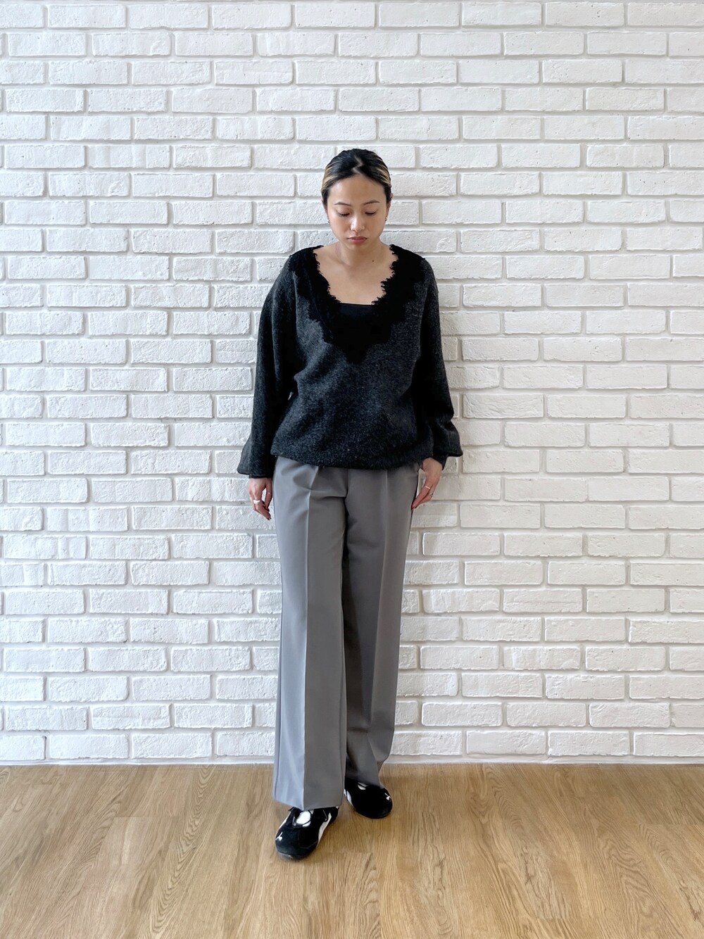 グレー系のニット/セーター、グレー系のその他パンツを着用したレディースの夏コーディネートの2枚目の写真