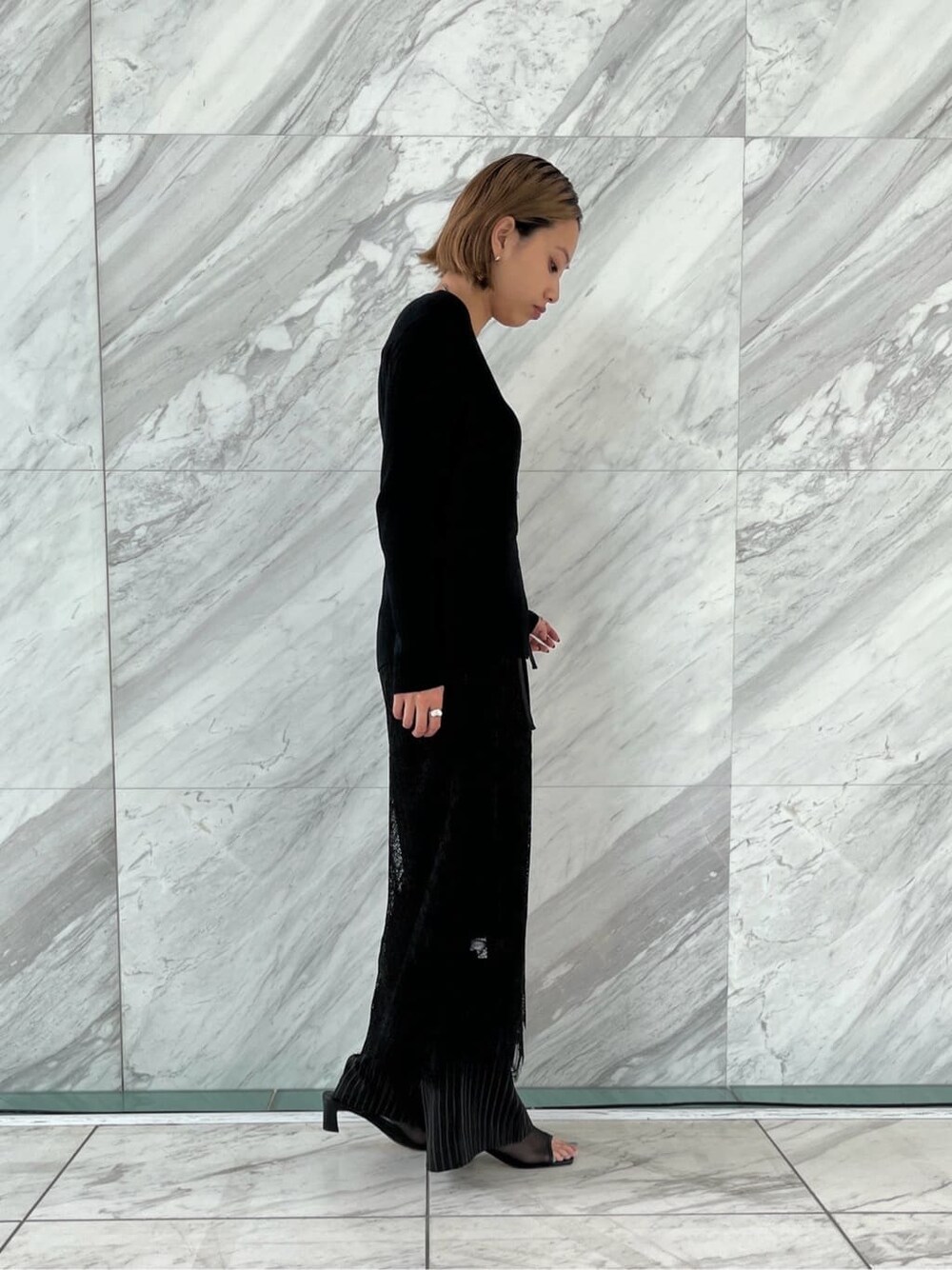 ブラック系のカーディガン/ボレロ、ブラック系のスカート、ブラック系のその他パンツを着用したレディースの春コーディネートの2枚目の写真