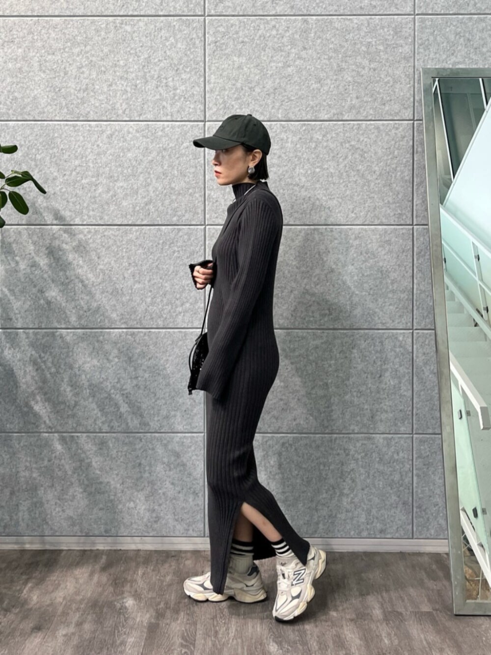 ブラック系のショルダーバッグ、グレー系のワンピースを着用したレディースの冬コーディネートの2枚目の写真