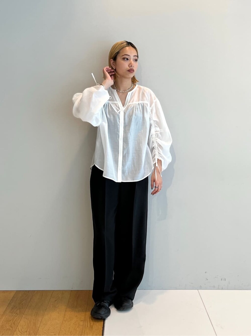 ホワイト系のシャツ/ブラウス、ブラック系のその他パンツを着用したレディースの春コーディネートの10枚目の写真