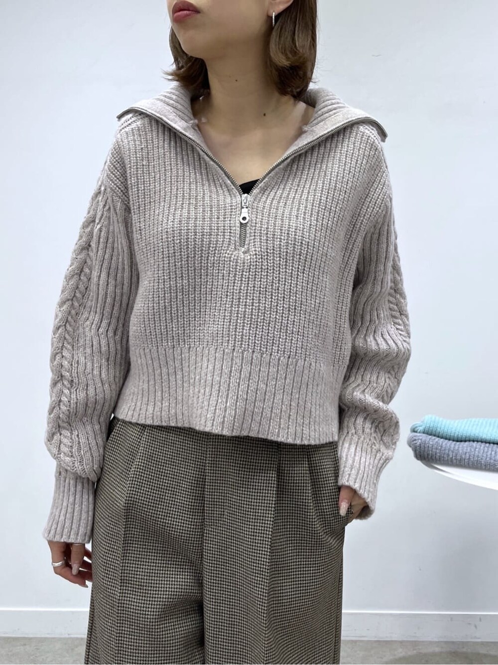ベージュ系のニット/セーター、ベージュ系のその他パンツを着用したレディースの冬コーディネートの4枚目の写真