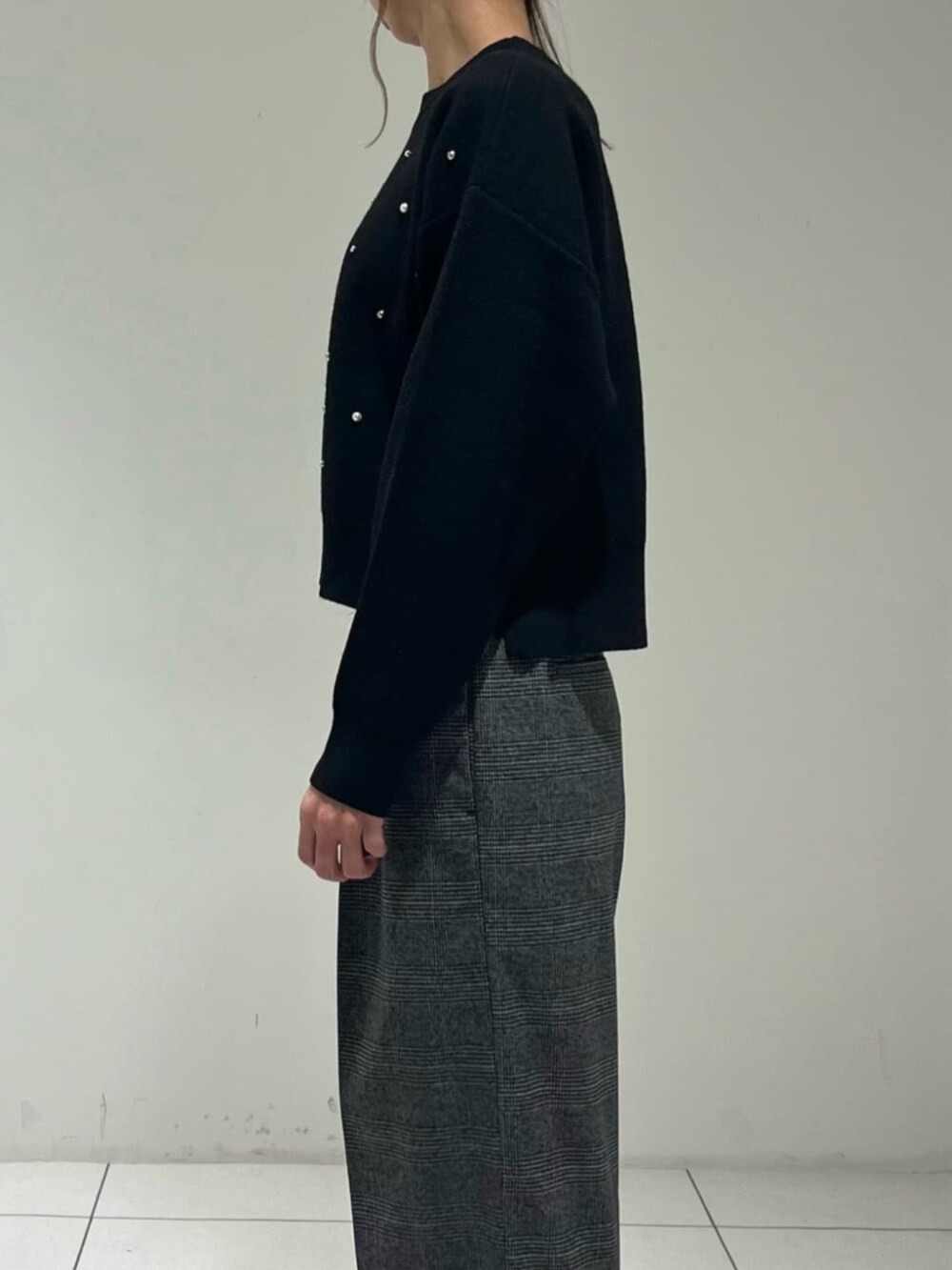 ホワイト系のその他アウター、グレー系のその他パンツ、ブラック系のニット/セーターを着用したレディースの冬コーディネートの2枚目の写真