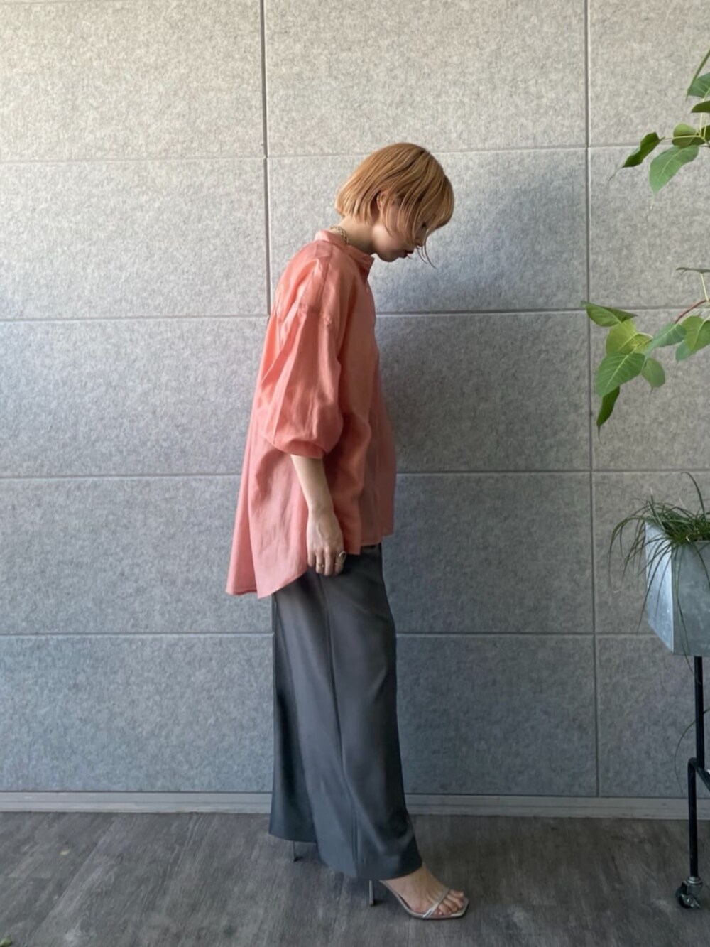 グレー系のその他パンツ、オレンジ系のシャツ/ブラウスを着用したレディースの春コーディネートの2枚目の写真