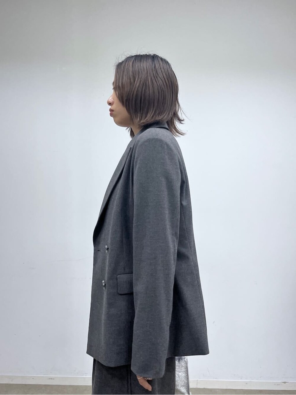 グレー系のテーラードジャケット、グレー系のTシャツ/カットソー、グレー系のその他パンツを着用したレディースの秋コーディネートの7枚目の写真