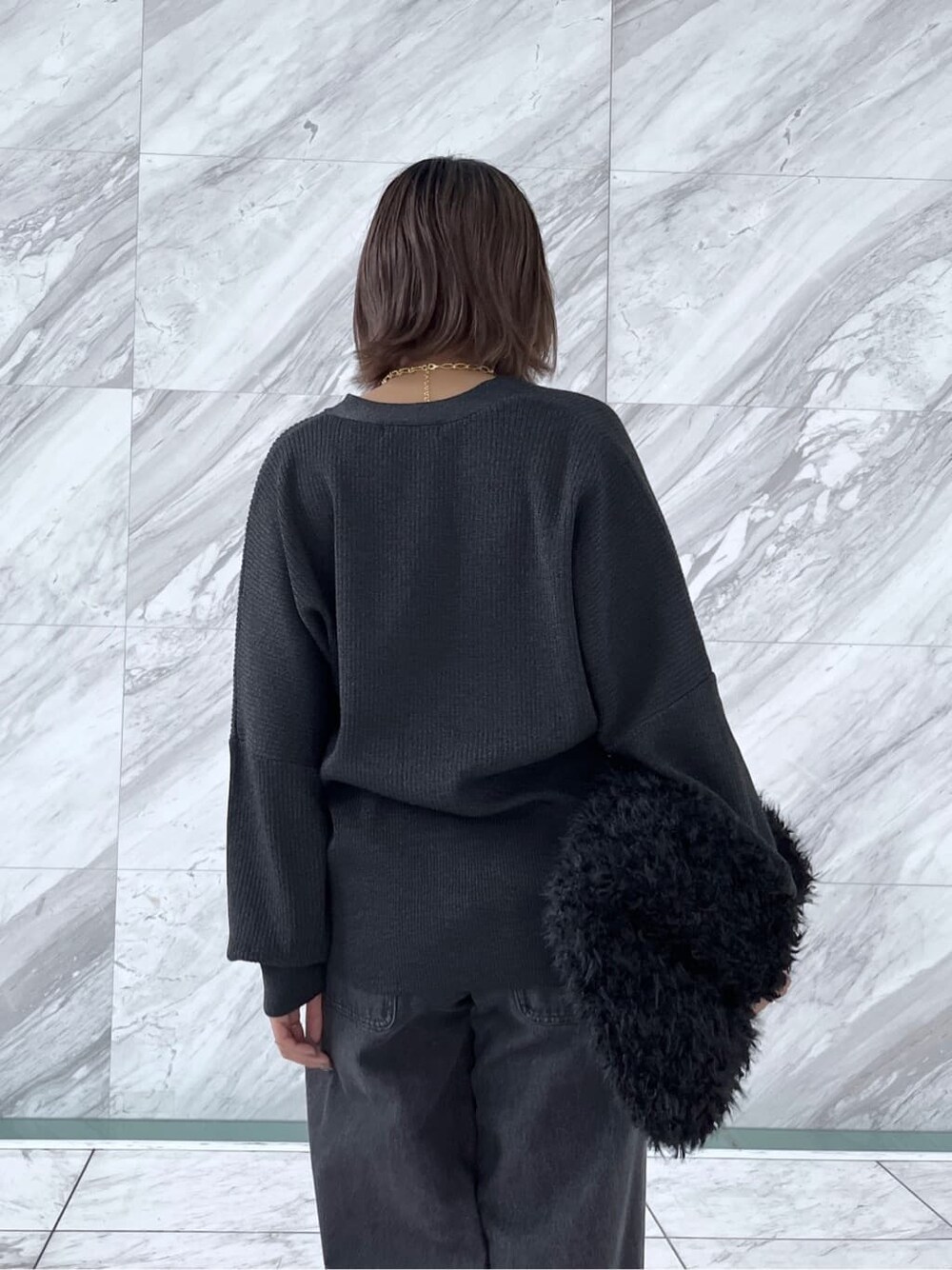 ブラック系のカーディガン/ボレロ、グレー系のデニムパンツ、ブラック系のトートバッグを着用したレディースの秋コーディネートの7枚目の写真