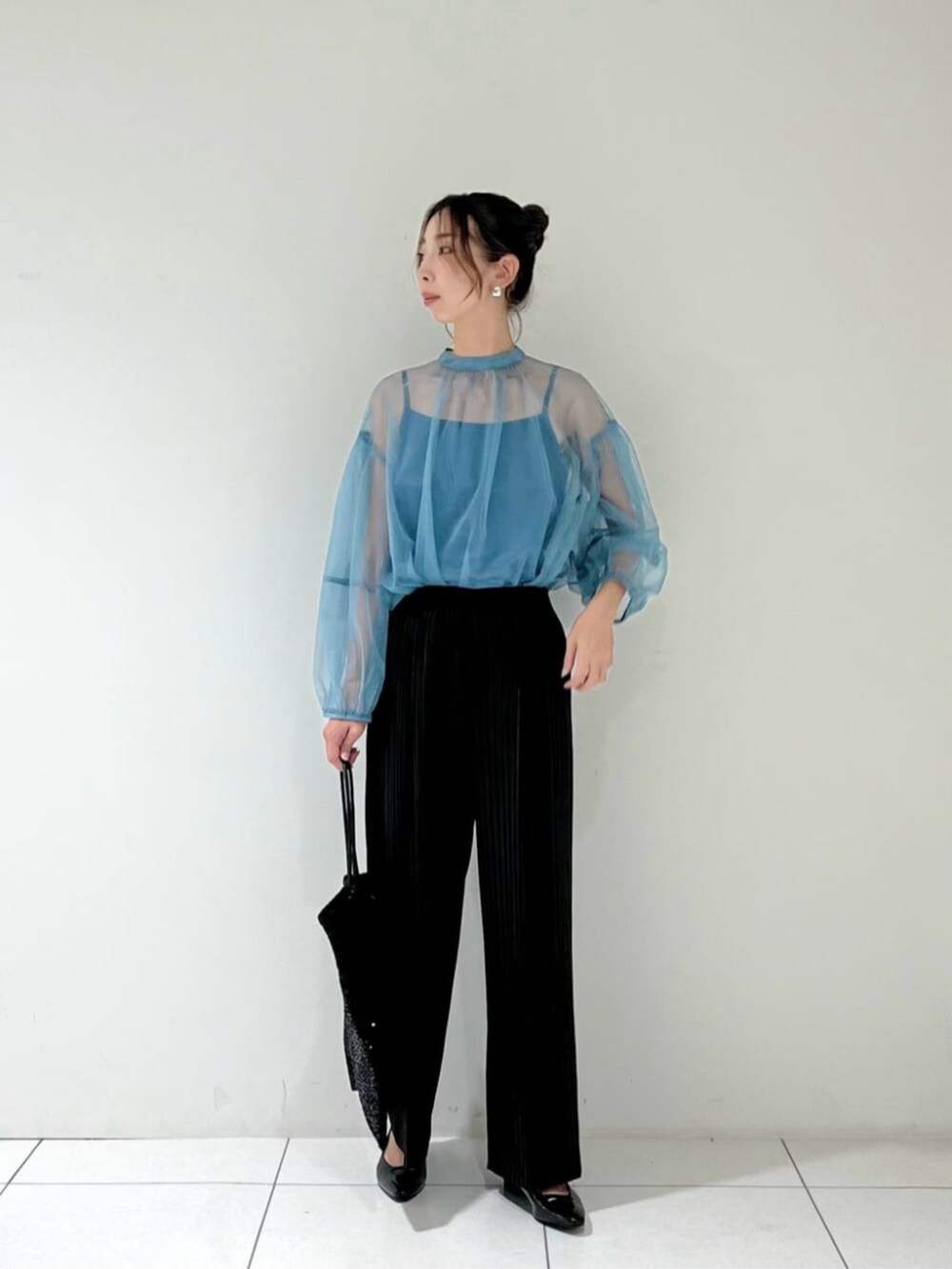 ブラック系のトートバッグ、ブルー系のシャツ/ブラウス、ブラック系のその他パンツを着用したレディースの秋コーディネートの3枚目の写真