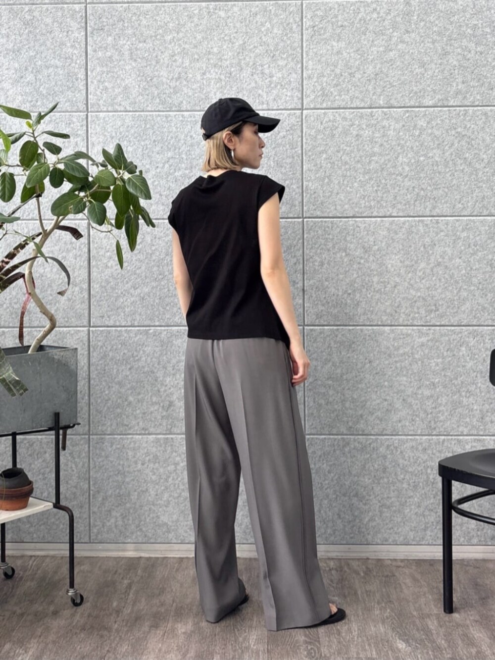 グレー系のその他パンツ、ブラック系のTシャツ/カットソーを着用したレディースの夏コーディネートの2枚目の写真