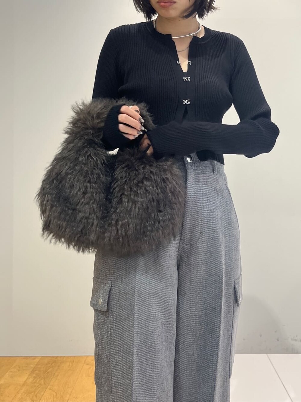 ブラック系のカーディガン/ボレロ、グレー系のその他パンツ、グレー系のハンドバッグを着用したレディースの秋コーディネートの8枚目の写真