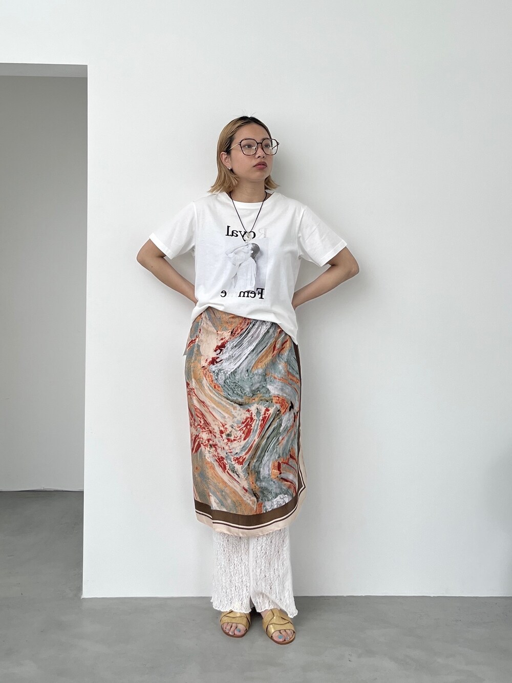 ホワイト系のTシャツ/カットソー、ホワイト系のネックレスを着用したレディースの夏コーディネートの7枚目の写真