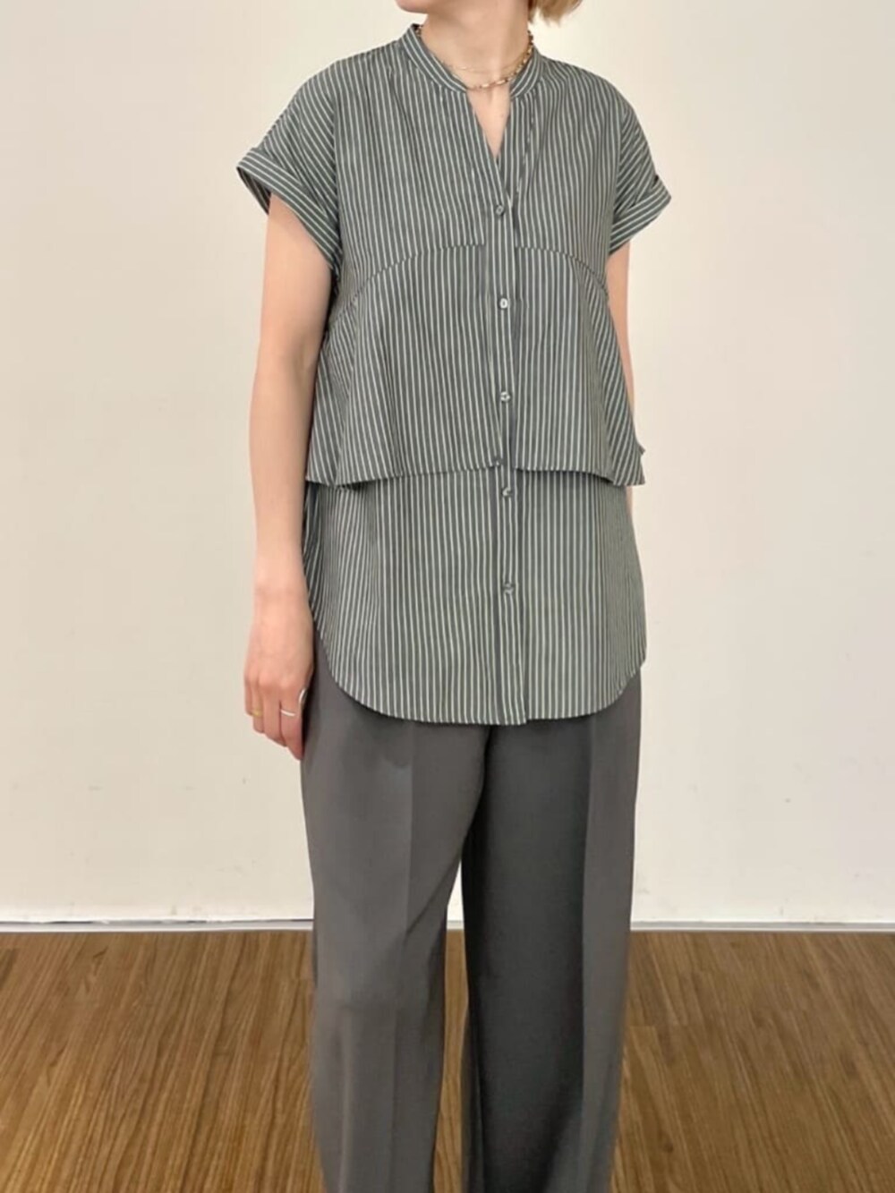 グレー系のその他パンツ、ブラック系のシャツ/ブラウスを着用したレディースの夏コーディネートの4枚目の写真