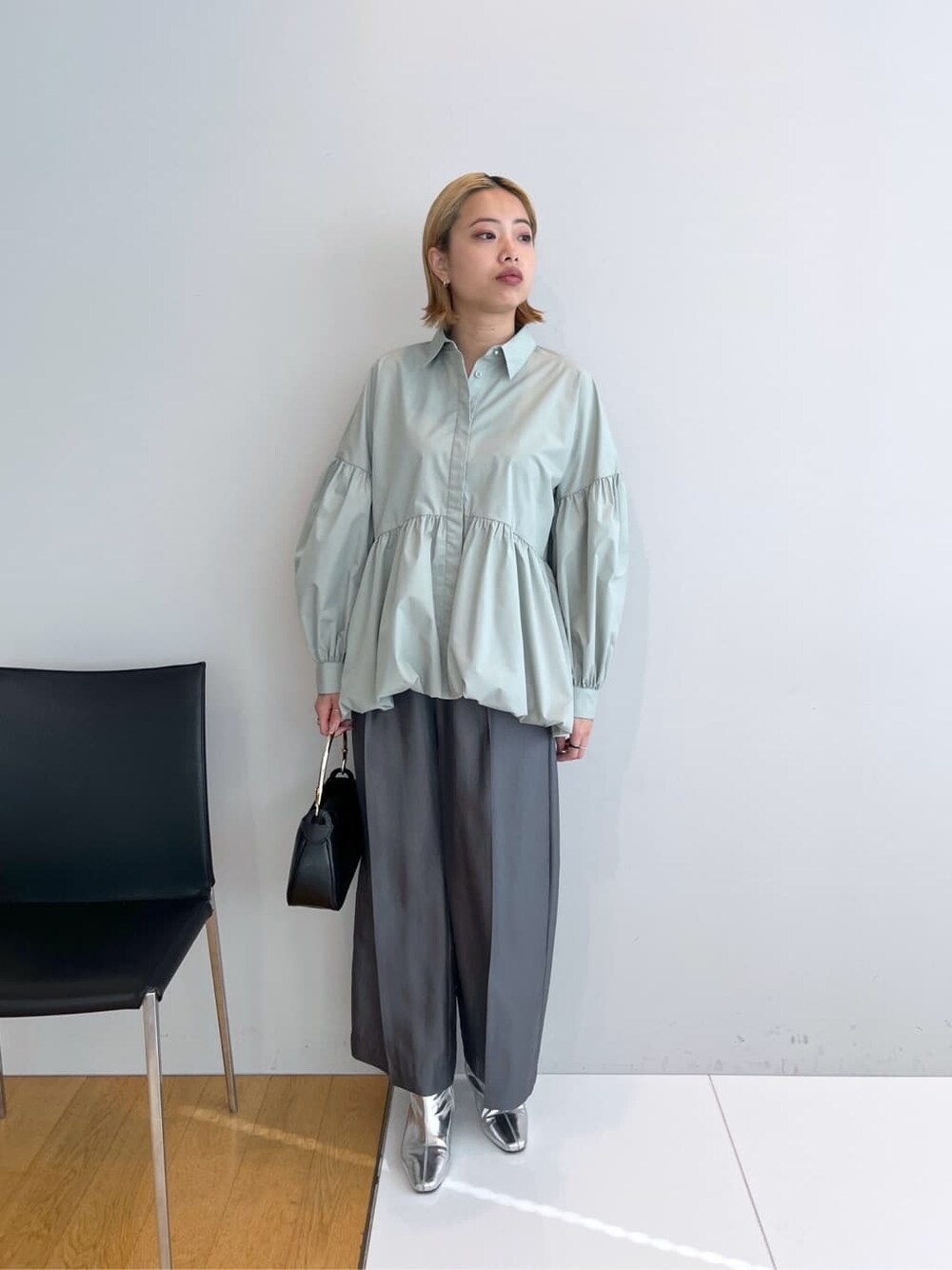 グリーン系のシャツ/ブラウス、グレー系のその他パンツを着用したレディースの春コーディネートの2枚目の写真