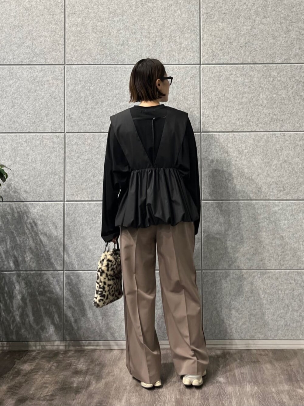 ブラウン系のハンドバッグ、ブラウン系のハンドバッグ、ブラック系のTシャツ/カットソーを着用したレディースの秋コーディネートの3枚目の写真