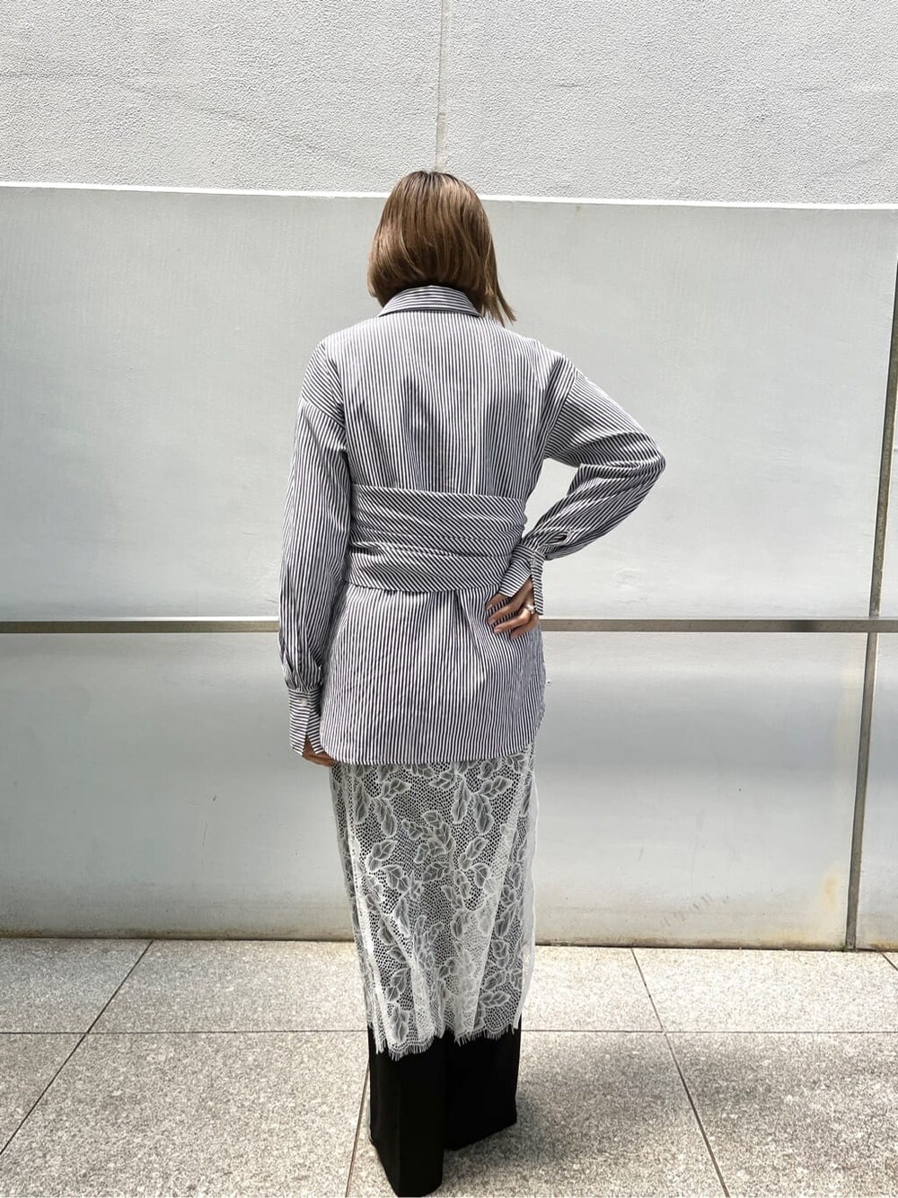 ブラック系のシャツ/ブラウス、ホワイト系のスカート、ブラック系のその他パンツを着用したレディースの春コーディネートの4枚目の写真