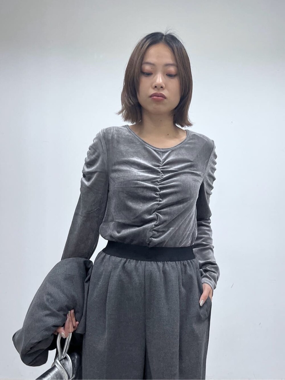 グレー系のテーラードジャケット、グレー系のTシャツ/カットソー、グレー系のその他パンツを着用したレディースの秋コーディネートの5枚目の写真