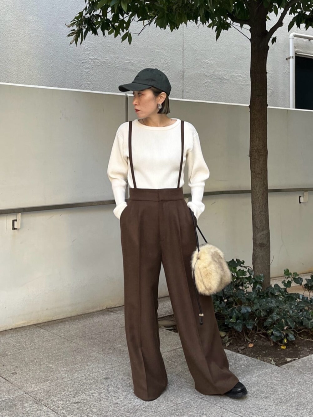 ブラウン系のその他パンツ、グリーン系のその他アウター、ホワイト系のニット/セーターを着用したレディースの冬コーディネートの2枚目の写真