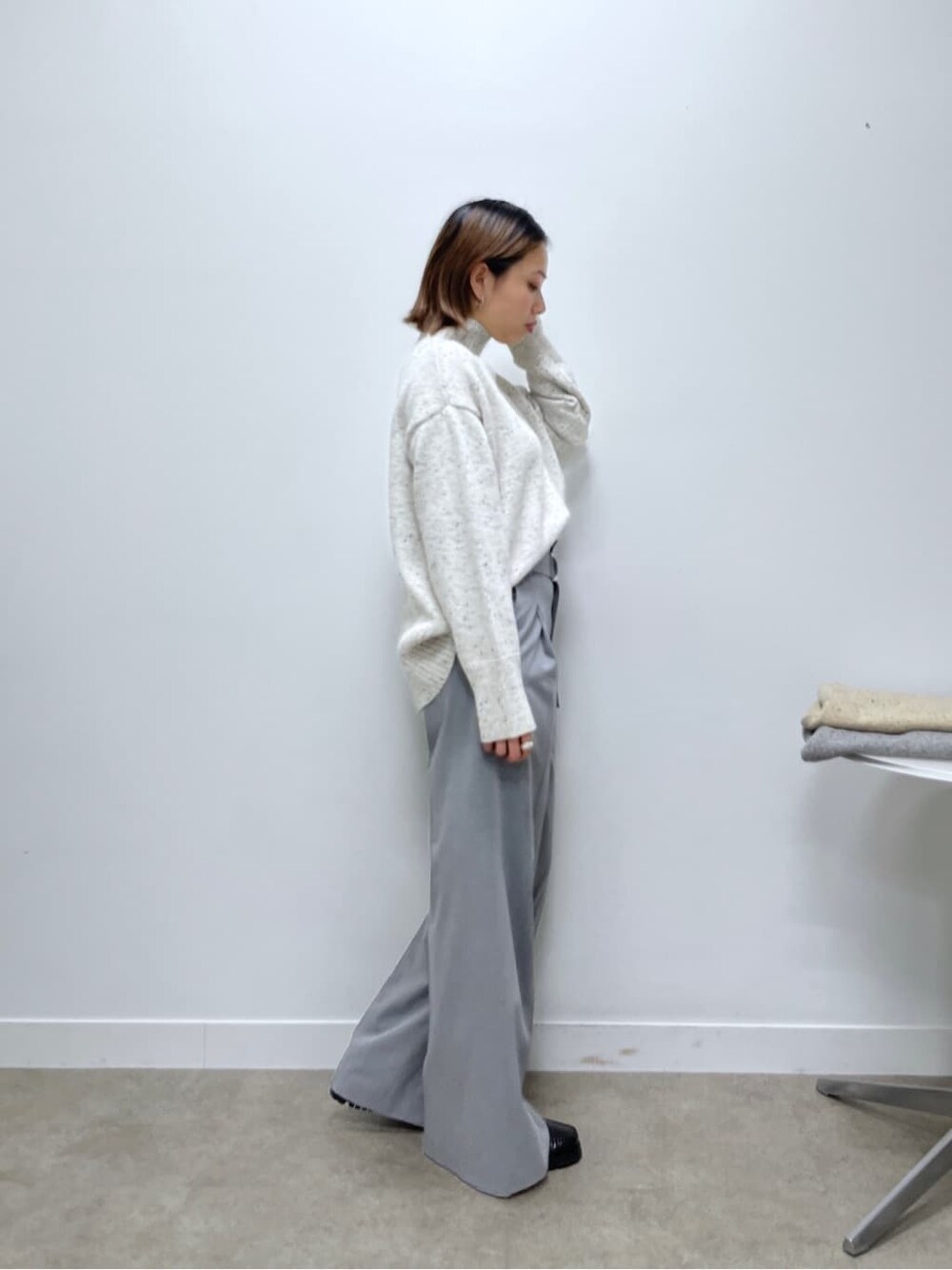 ホワイト系のニット/セーター、グレー系のその他パンツを着用したレディースの冬コーディネートの4枚目の写真