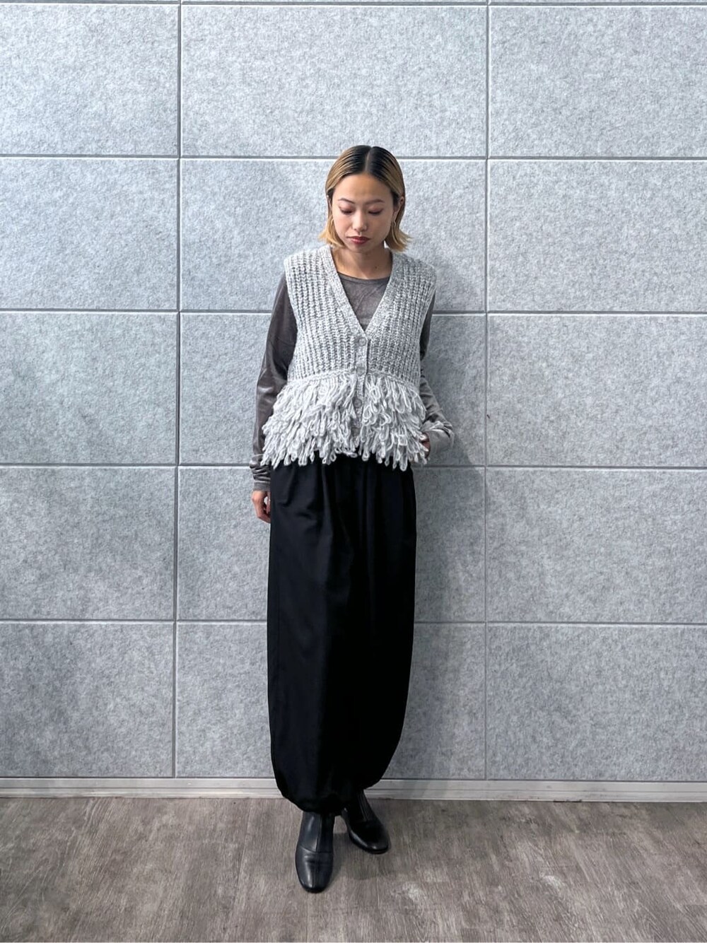 グレー系のTシャツ/カットソー、ブラック系のその他パンツを着用したレディースの秋コーディネートの8枚目の写真
