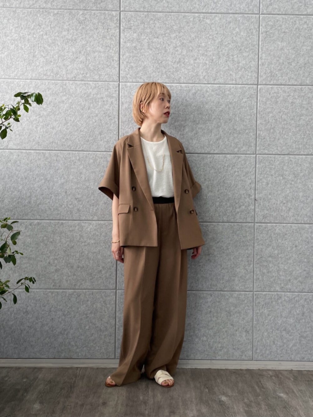 イエロー系のテーラードジャケット、ホワイト系のTシャツ/カットソー、イエロー系のその他パンツを着用したレディースの夏コーディネートの4枚目の写真