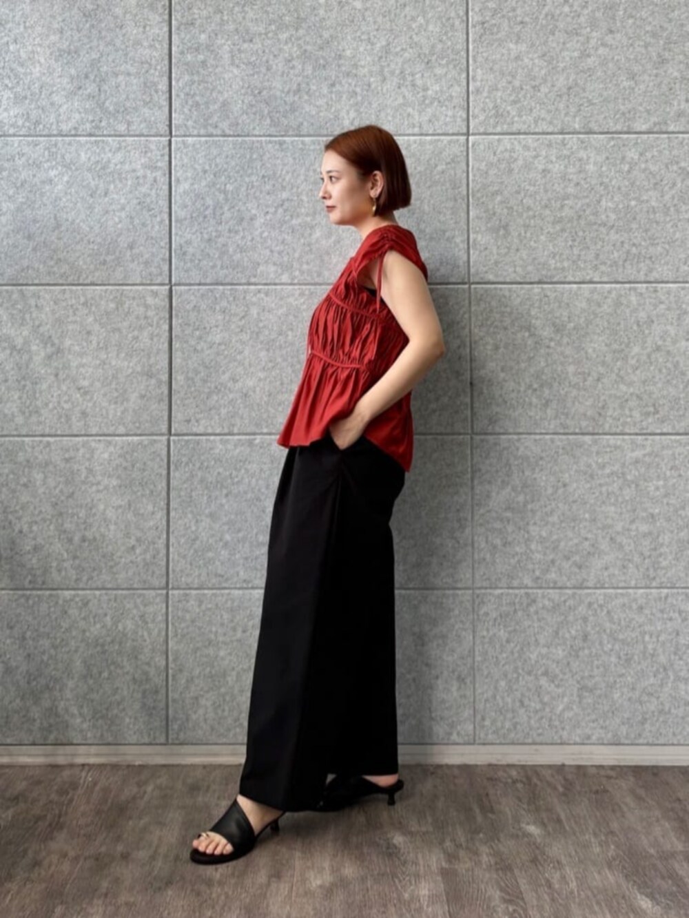 ブラウン系のシャツ/ブラウス、ブラック系のその他パンツを着用したレディースの夏コーディネートの2枚目の写真