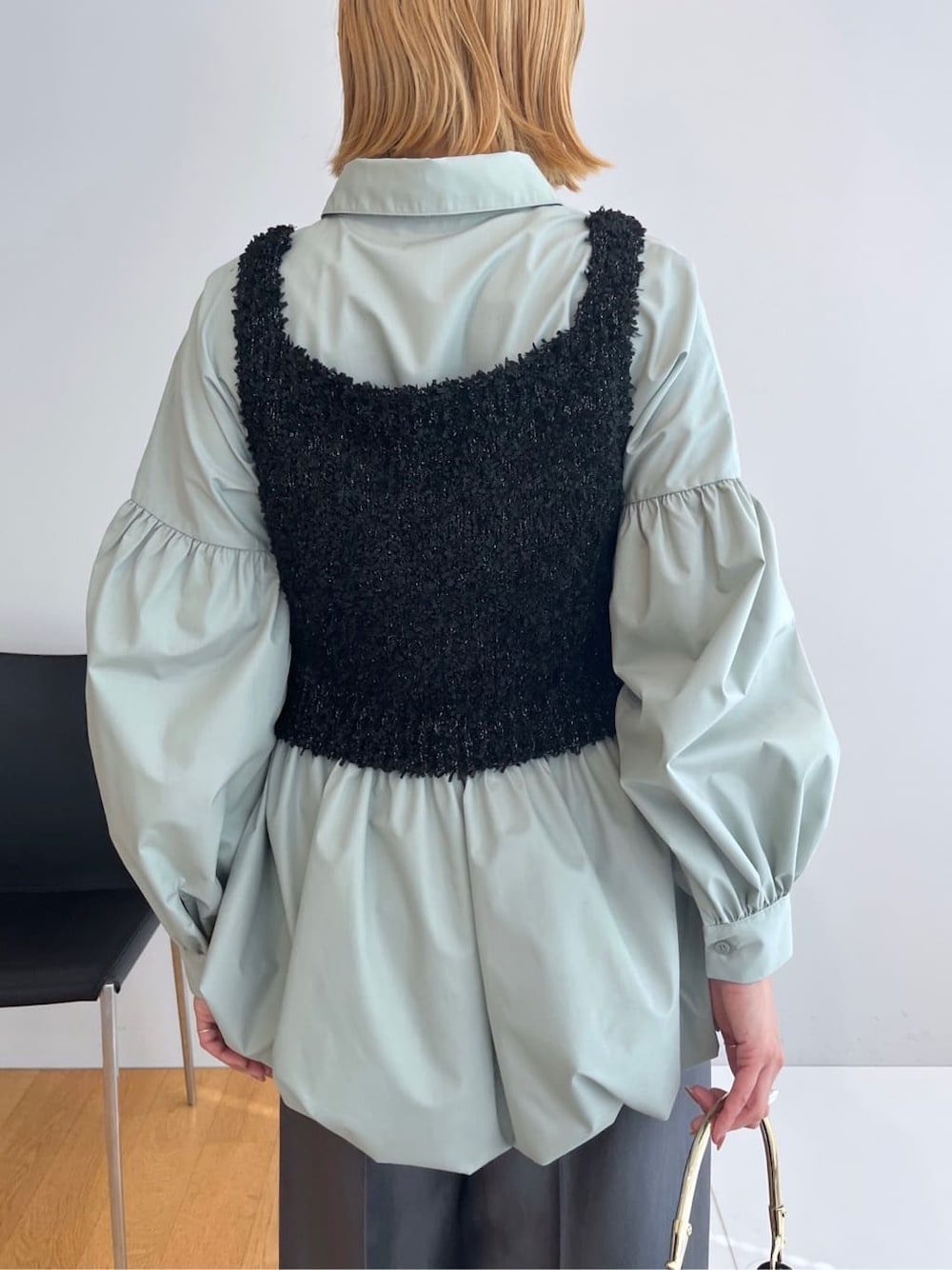 ブラック系のベスト、グリーン系のシャツ/ブラウス、グレー系のその他パンツを着用したレディースの冬コーディネートの6枚目の写真