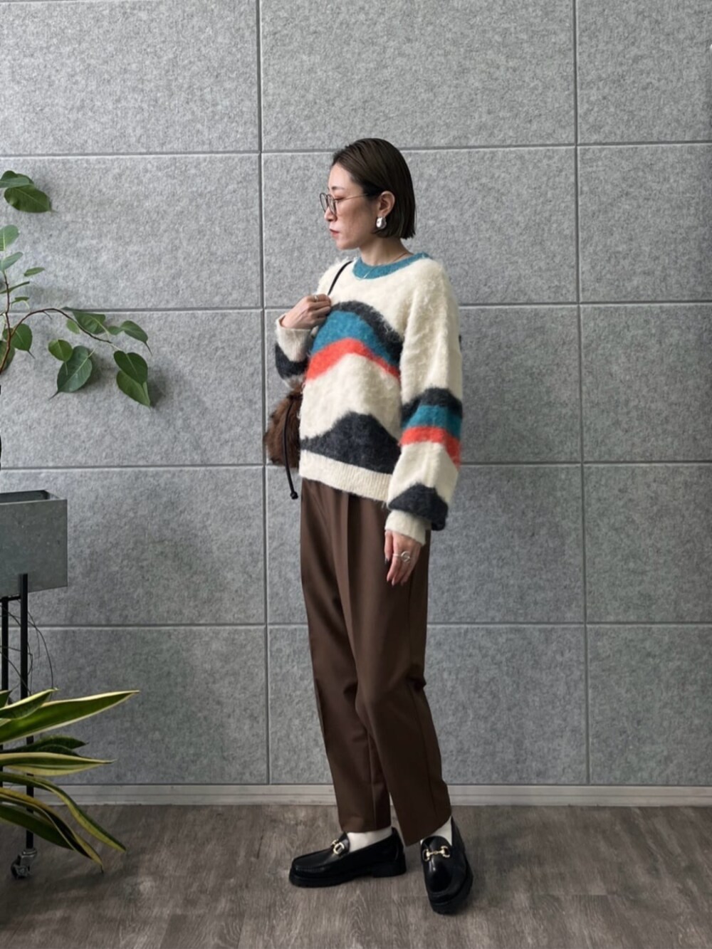 ブラウン系のその他パンツ、ホワイト系のニット/セーターを着用したレディースの冬コーディネートの3枚目の写真