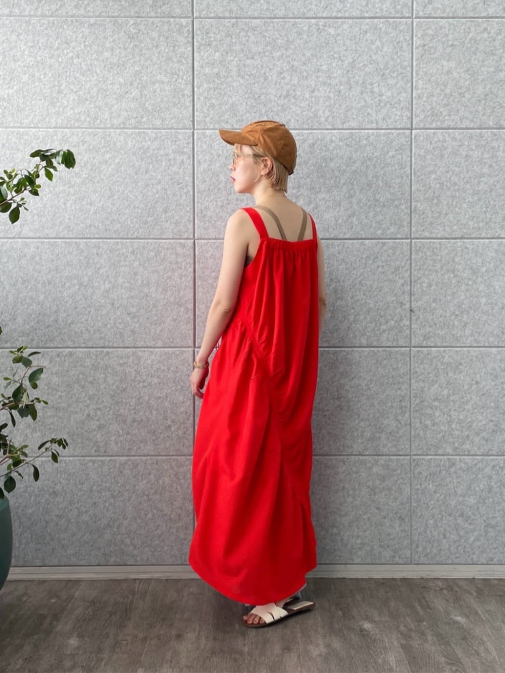 ブルー系のデニムパンツ、レッド系のワンピースを着用したレディースの夏コーディネートの2枚目の写真