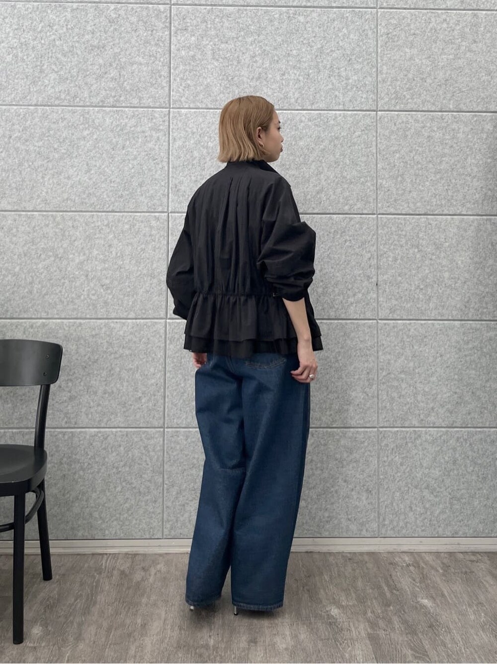 ブラック系のブルゾン、グリーン系のシャツ/ブラウス、ブルー系のデニムパンツを着用したレディースの冬コーディネートの4枚目の写真