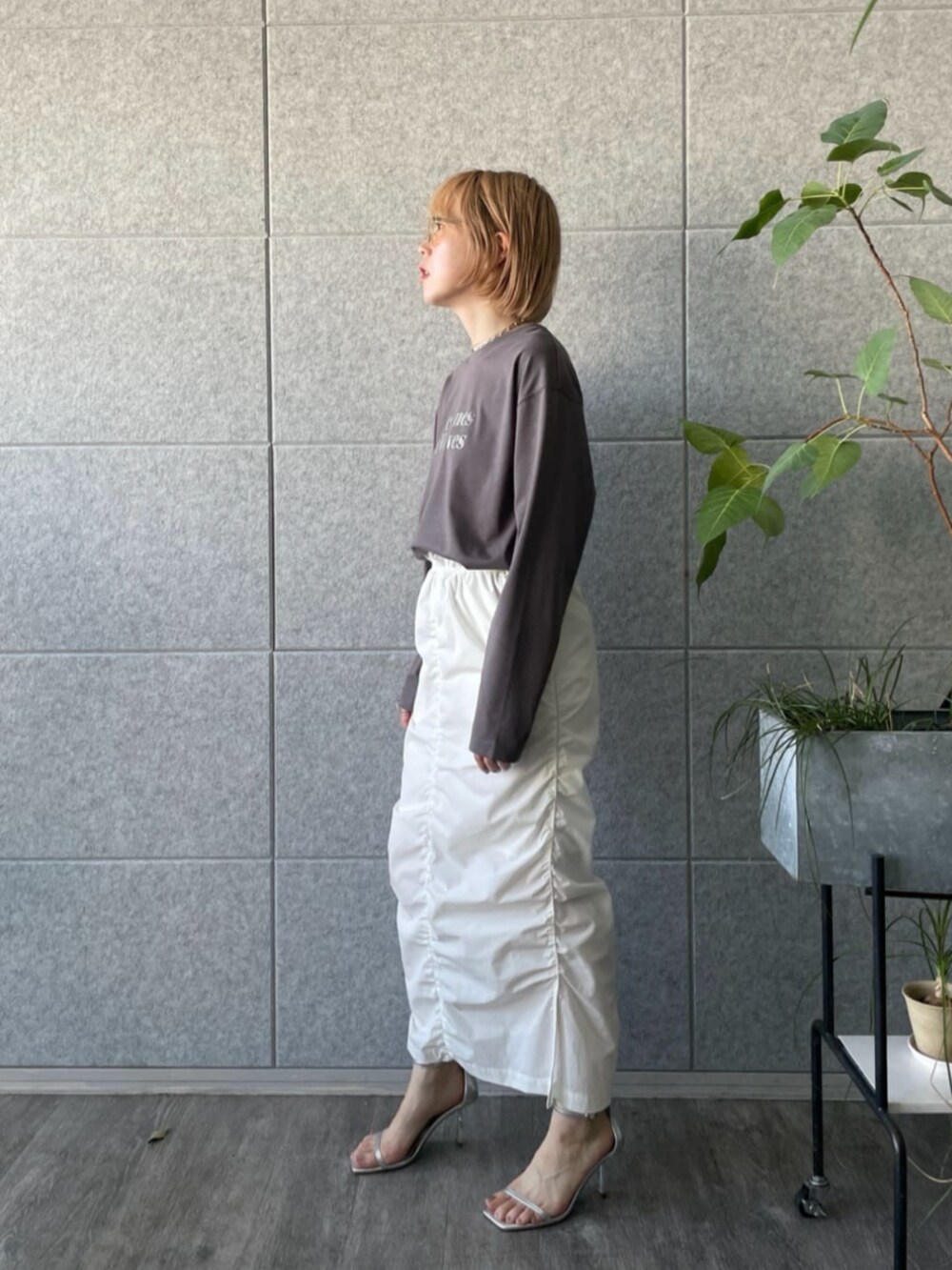 「春夏コーデ、休日スタイル、お出かけコーデ、ロンT、ロンTコーデ、タイトスカート、タイトスカートコーデ、プリントT、160cm台コーデ、160cm」｜「GALLESTのシャーリングナイロンスカート（スカート、ホワイト系）」を使った、GALLEST  OFFICIALさん（レディース・160cm）の春コーディネートの4枚目の写真