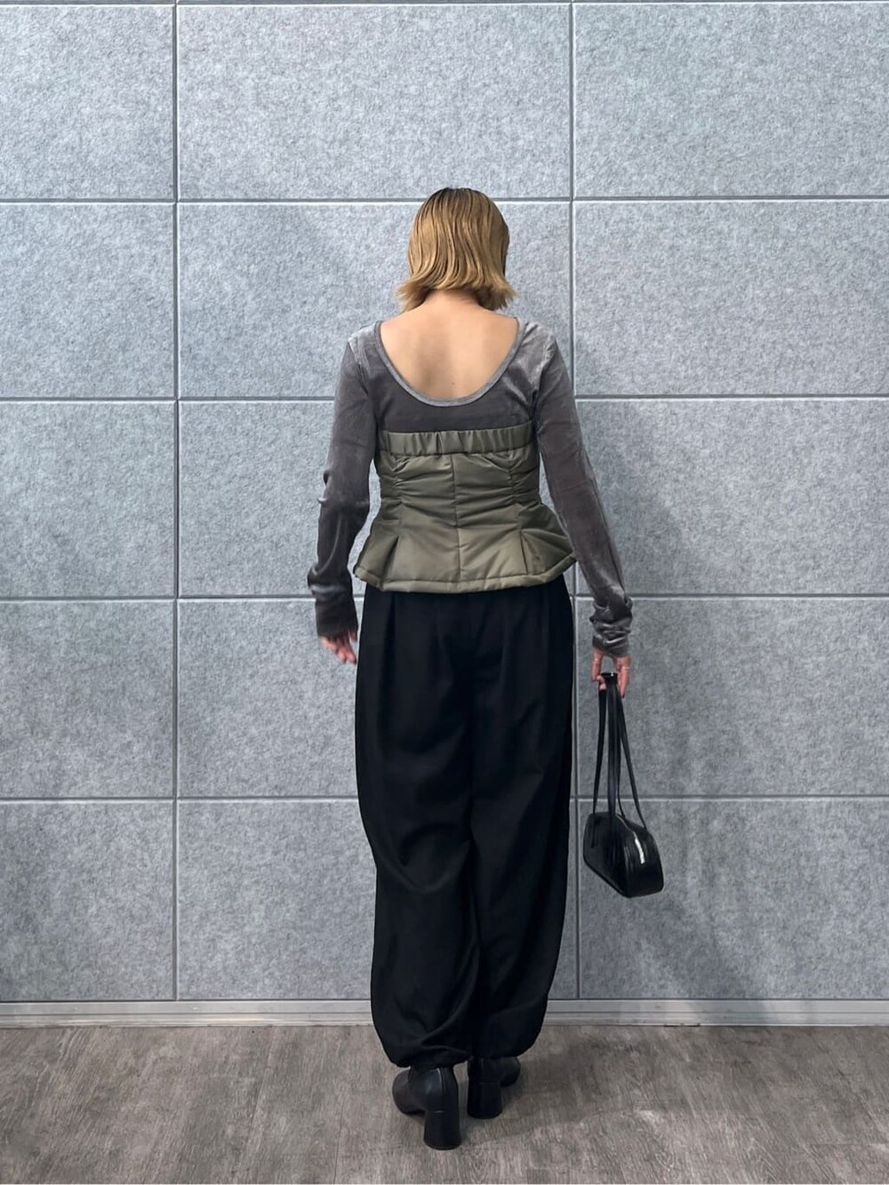 グリーン系のその他アウター、グレー系のTシャツ/カットソー、ブラック系のその他パンツを着用したレディースの秋コーディネートの4枚目の写真