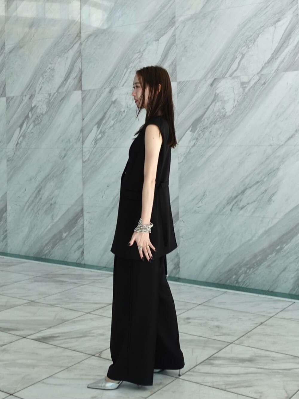 ブラック系のその他パンツ、ブラック系のベストを着用したレディースの春コーディネートの3枚目の写真