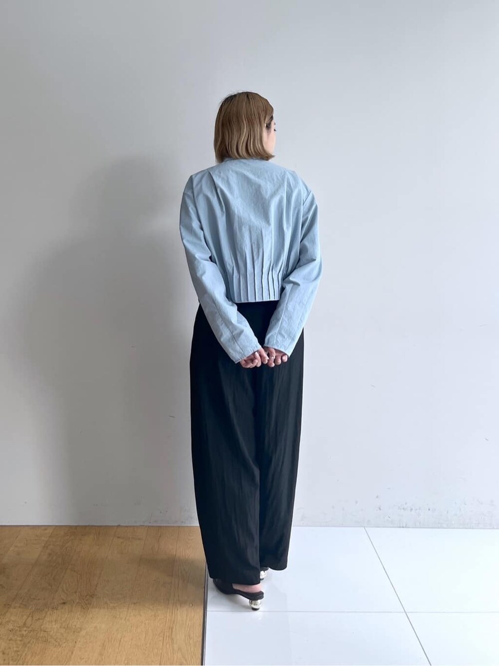 ブルー系のシャツ/ブラウス、ブラック系のその他パンツ、ブラック系のサンダルを着用したレディースの春コーディネートの4枚目の写真