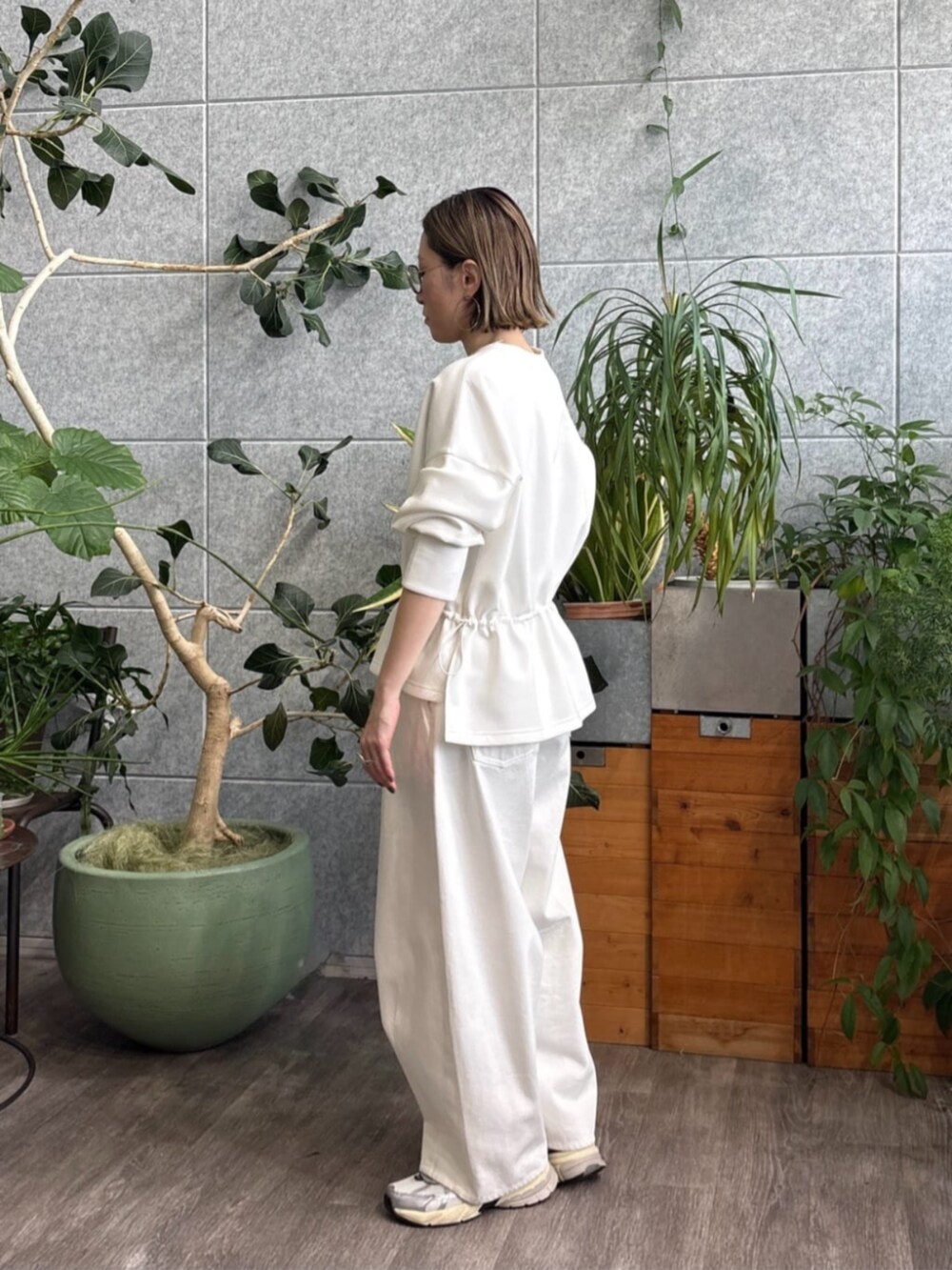 ホワイト系のデニムパンツ、ホワイト系のTシャツ/カットソーを着用したレディースの春コーディネートの2枚目の写真