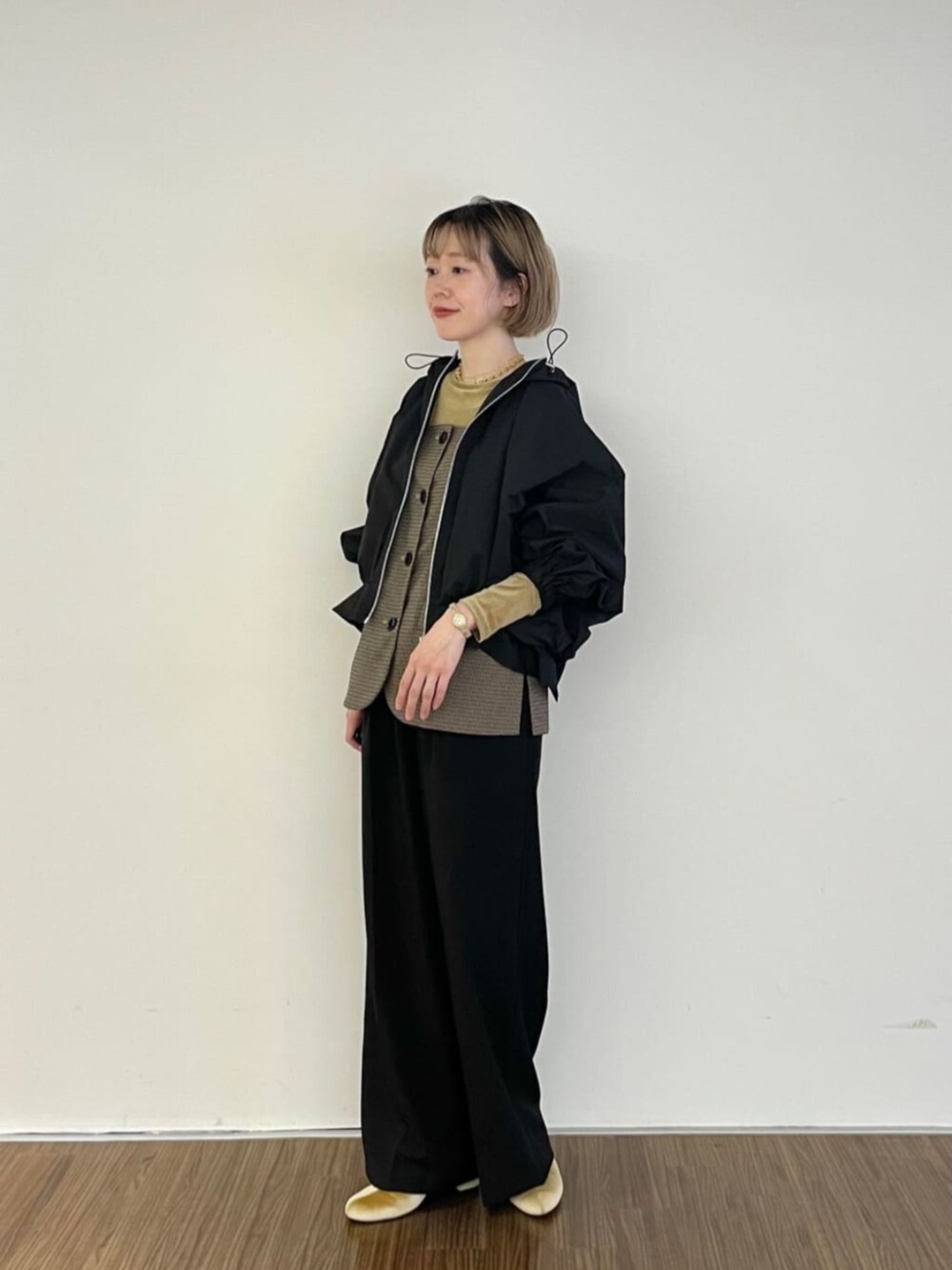 ベージュ系のTシャツ/カットソー、ブラック系のその他パンツ、ベージュ系のベストを着用したレディースの秋コーディネートの2枚目の写真