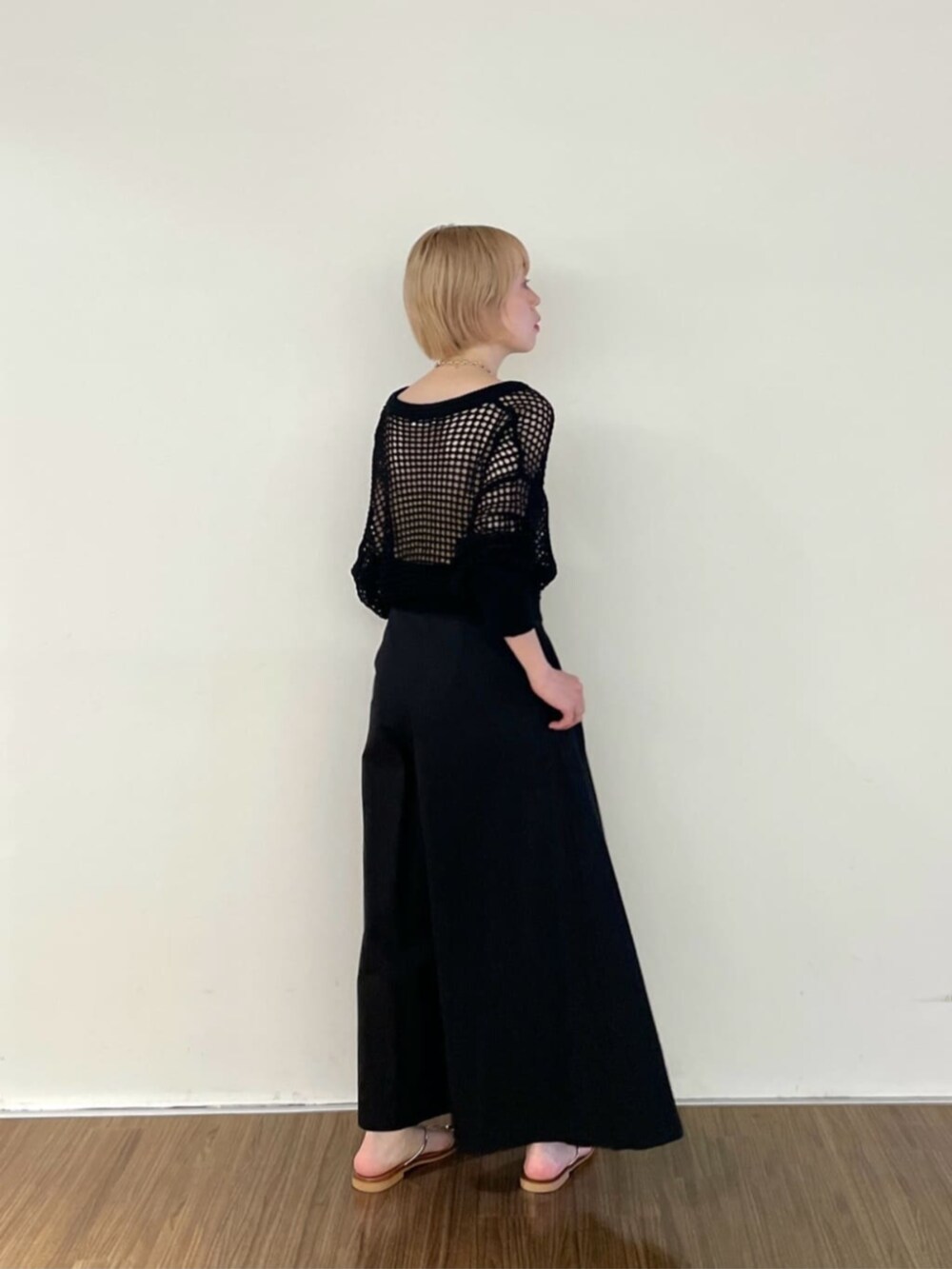 ブラック系のその他パンツ、ゴールド系のチューブトップ、ブラック系のカーディガン/ボレロを着用したレディースの夏コーディネートの3枚目の写真