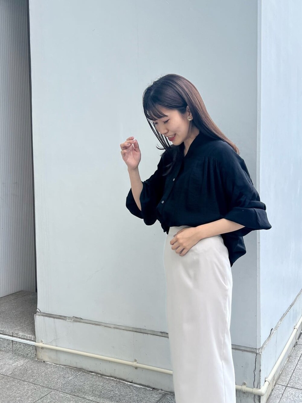 ブラック系のサンダル、ベージュ系のスカート、ブラック系のシャツ/ブラウスを着用したレディースの夏コーディネートの4枚目の写真