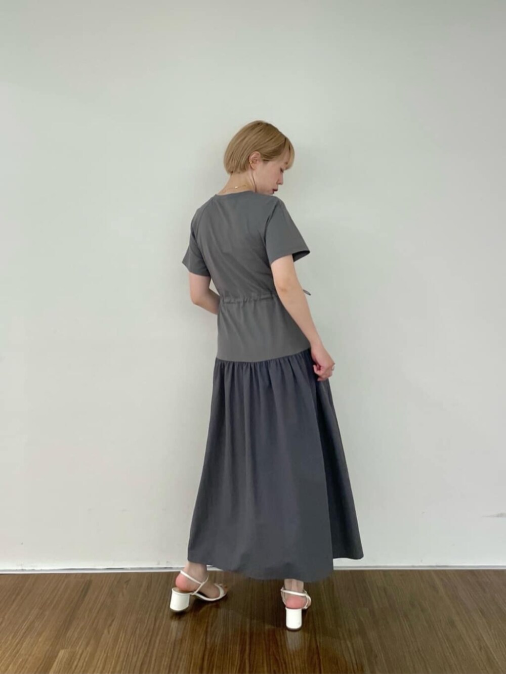 グレー系のワンピースを着用したレディースの春コーディネートの3枚目の写真