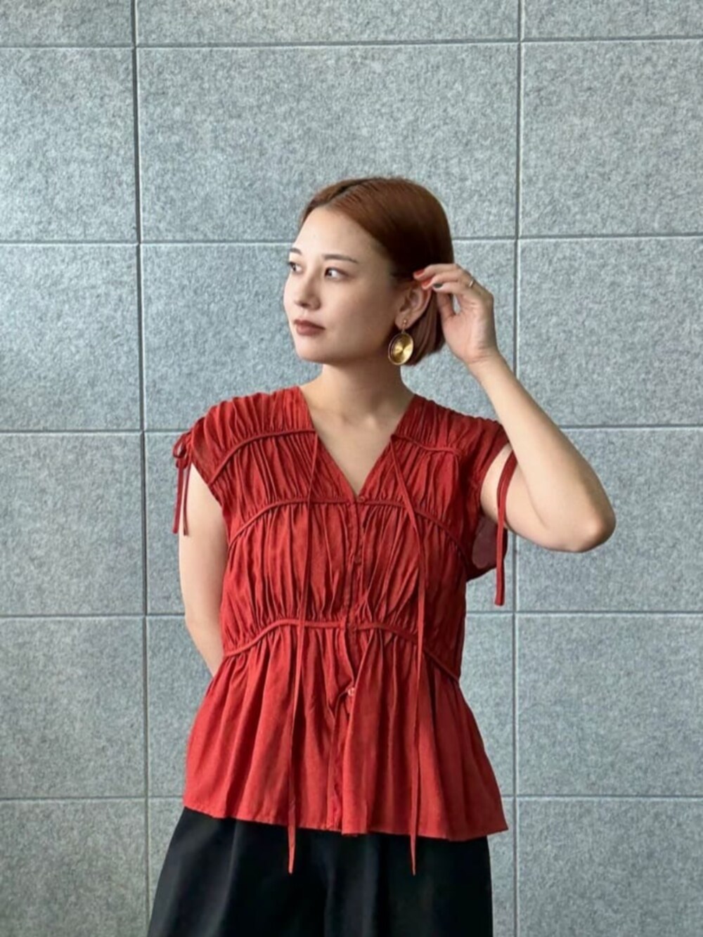 ブラウン系のシャツ/ブラウス、ブラック系のその他パンツを着用したレディースの夏コーディネートの4枚目の写真