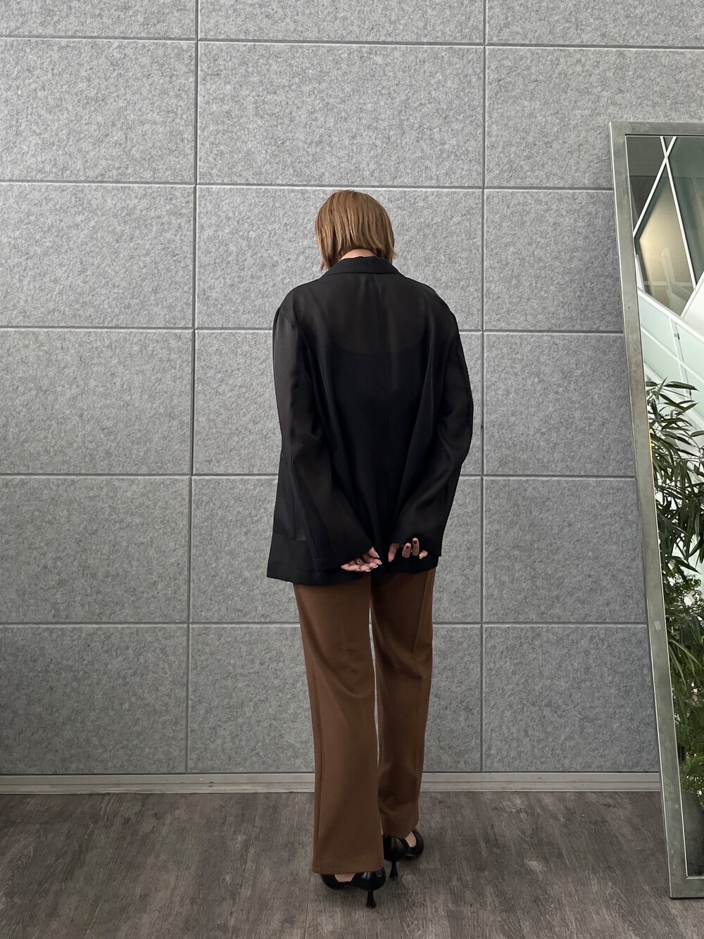 ブラウン系のその他パンツ、ブラック系のシャツ/ブラウス、ブラック系のテーラードジャケットを着用したレディースの春コーディネートの5枚目の写真